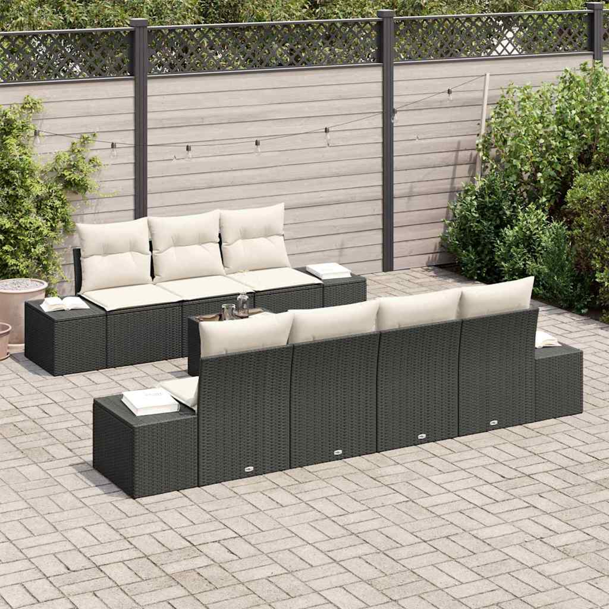 Outdoor-Terrassenset mit dunkelgrauen Korbsesseln, cremefarbenen Kissen und einer Ziegelterrasse. Ein Holzzaun und Grünzeug.
