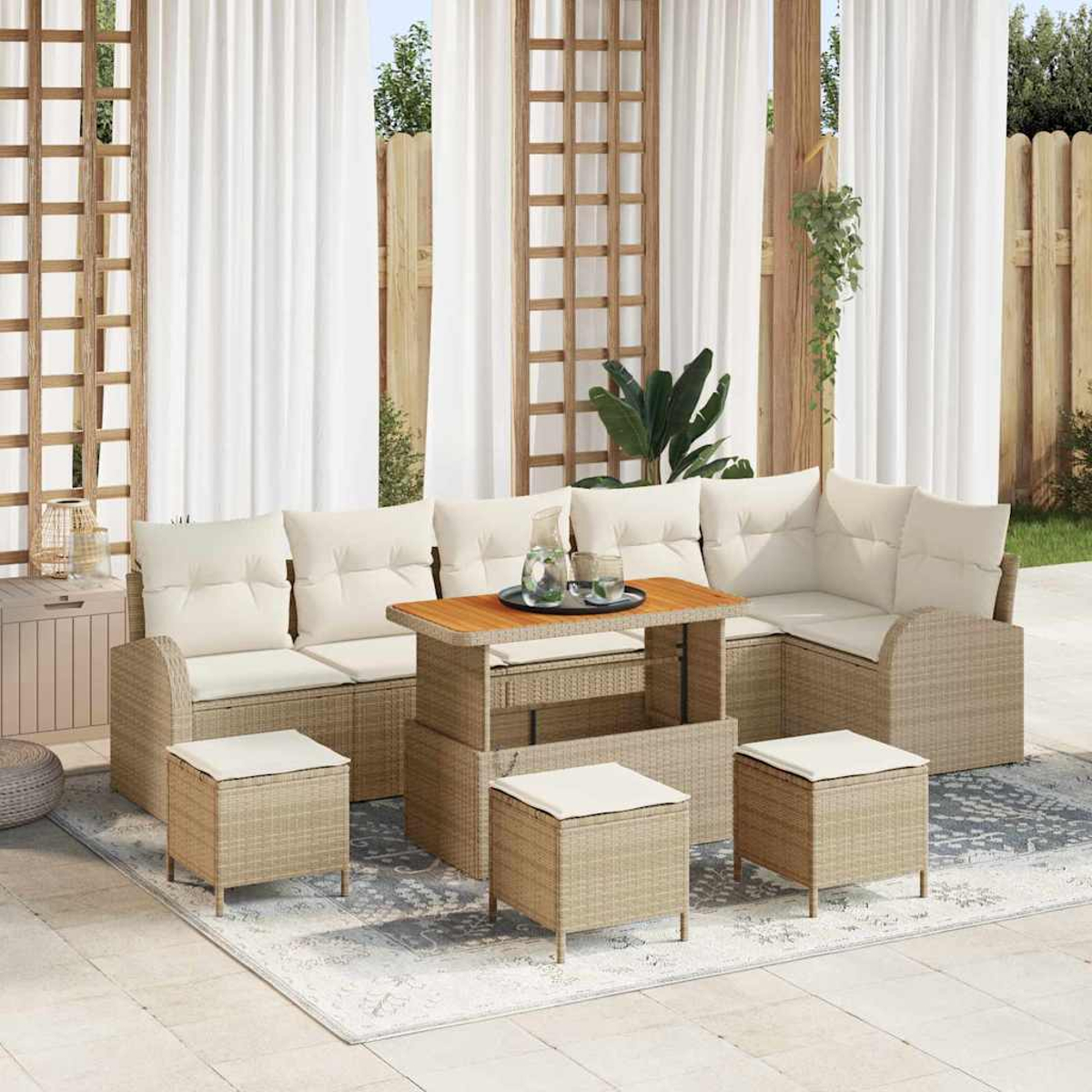 Gartenmöbel-Set mit beigen Kissen und Holztisch. Enthält Ecksofa, Hocker und Teppich.