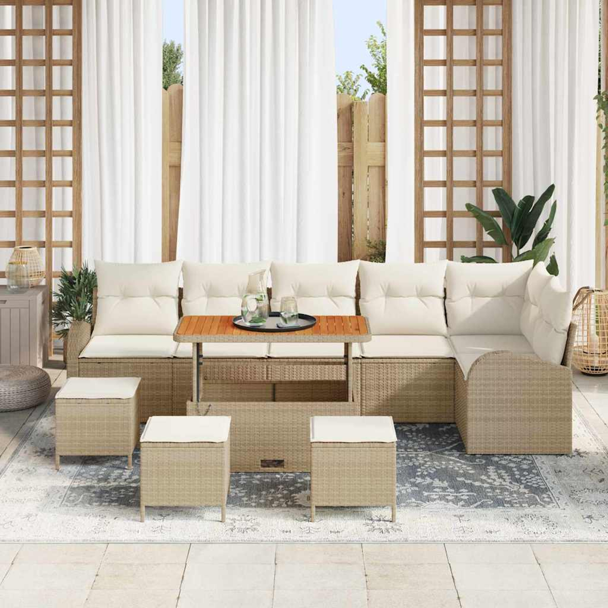 Outdoor-Sitzgruppe. Korbmöbel-Sofa mit cremefarbenen Kissen, einem Holztisch und passenden Hockern. Die Szene spielt sich im Freien ab.