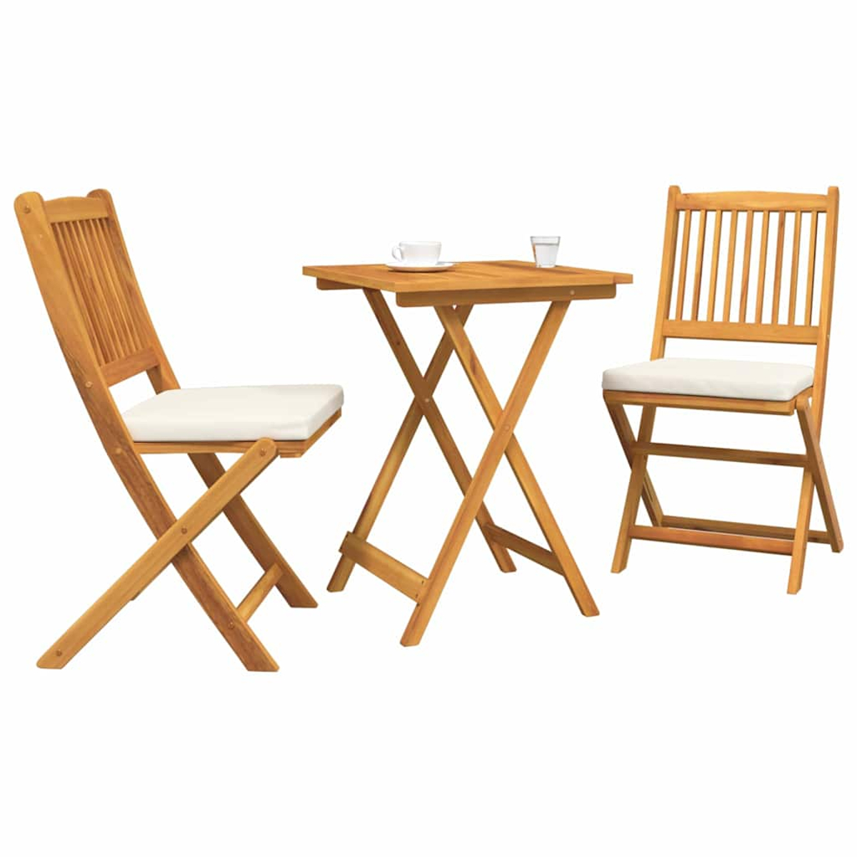 Holz-Bistro-Set im Freien mit zwei Stühlen, einem kleinen Tisch, einer Tasse und einem Glas Wasser. Stühle haben weiße Kissen. Weißer Hintergrund.
