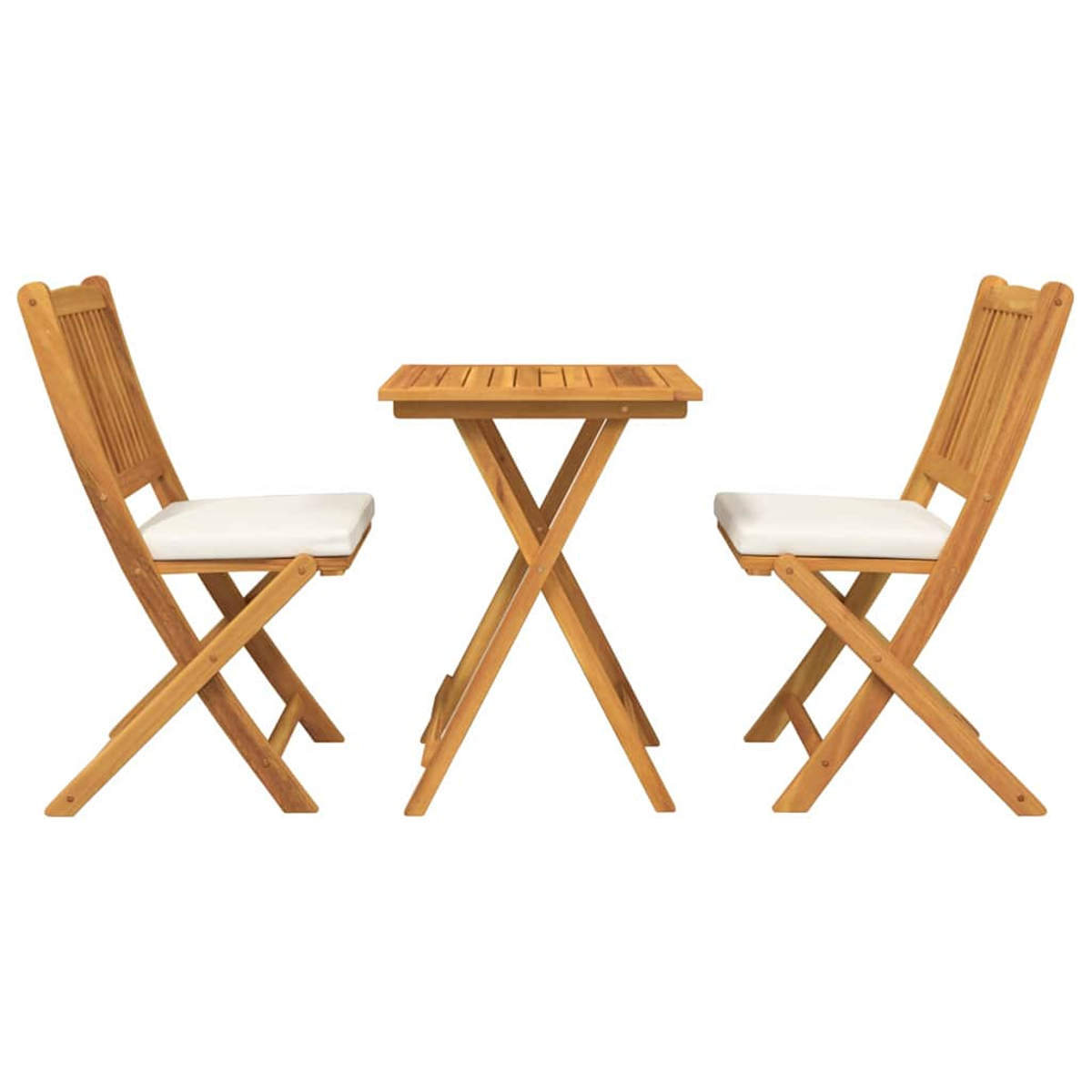 Holz-Gartenmöbel-Set. Zwei Stühle mit weißen Kissen stehen dem Tisch gegenüber. Alles vor weißem Hintergrund.