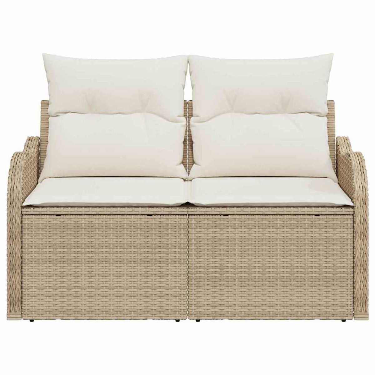Beiges Korbssofa mit weißen Kissen. Das Sofa hat zwei Abschnitte mit insgesamt vier Kissen, zwei Sitzkissen und zwei Rückenkissen.