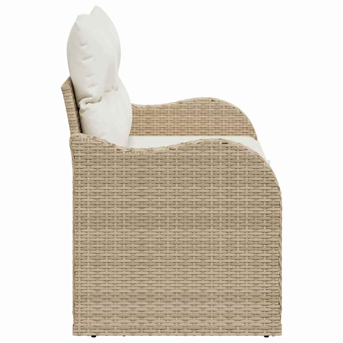 Seitenansicht eines Korbsessels mit weißen Kissen. Das Sofa ist beige und hat eine geschwungene Rückenlehne.