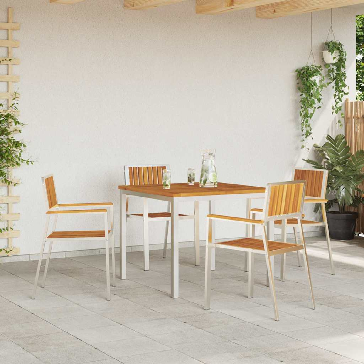 Essgruppe im Freien mit Holztisch, vier Stühlen und Pflanzen. Getränke stehen auf dem Tisch. Die Szene spielt auf einer Terrasse.