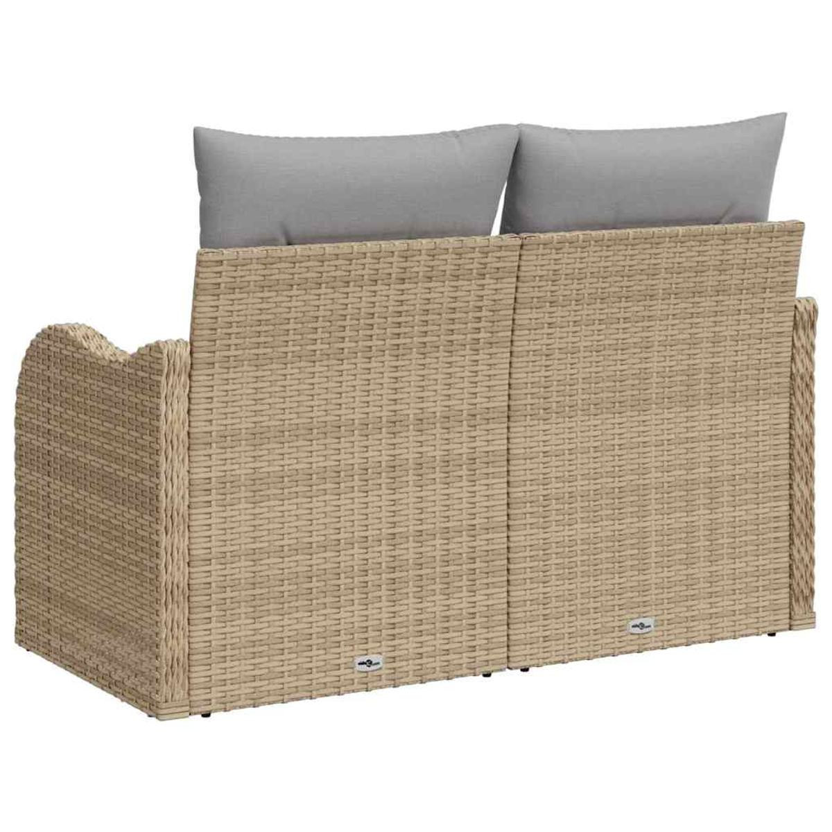 Beige Korbsessel mit zwei grauen Kissen. Der Sessel hat eine gewebte Textur und eine geschwungene Armlehne.