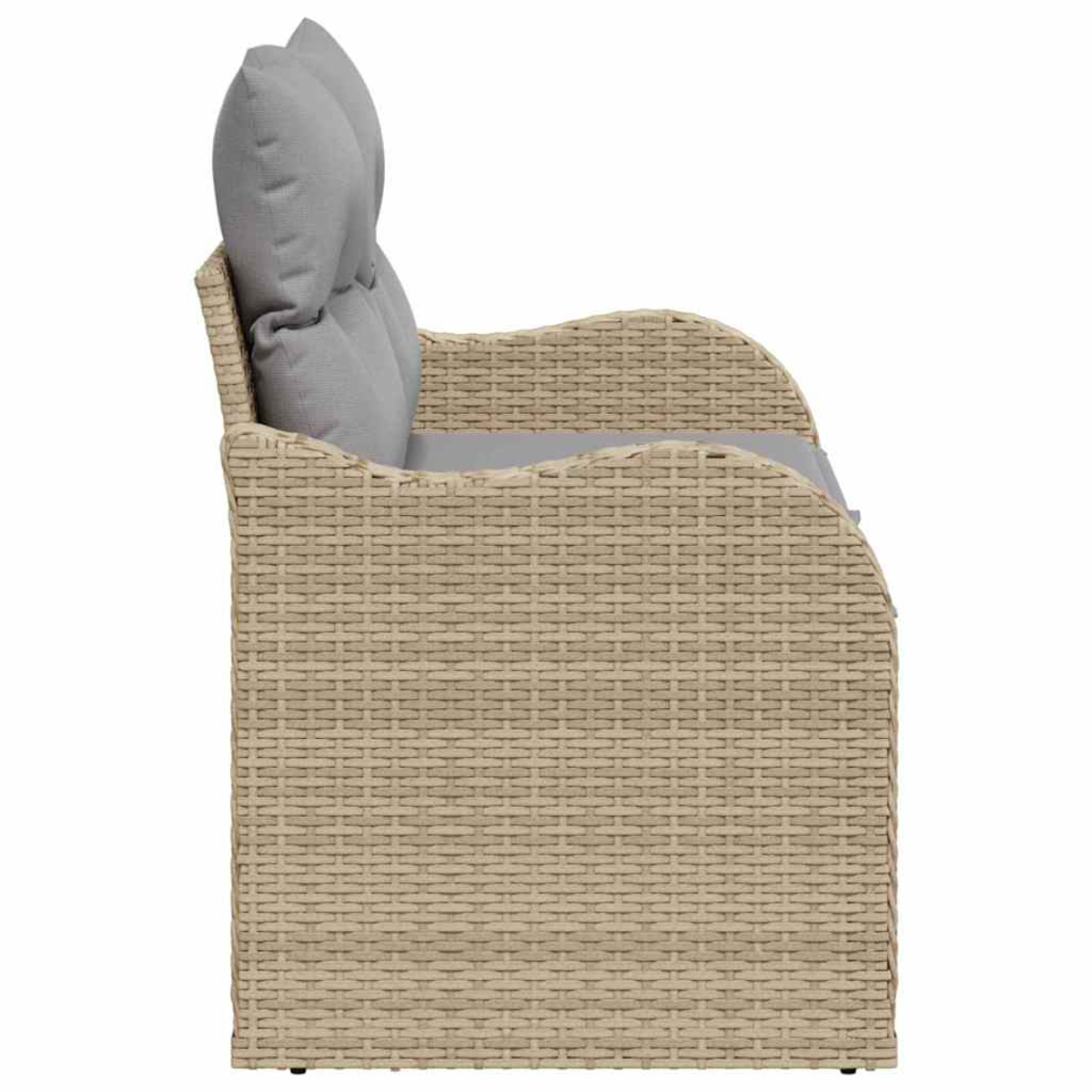 Ein Outdoor-Sofa im Korbstil mit grauen Kissen. Das Sofa hat eine hellbeige Farbe. Zwei Kissen liegen an der Rückenlehne.