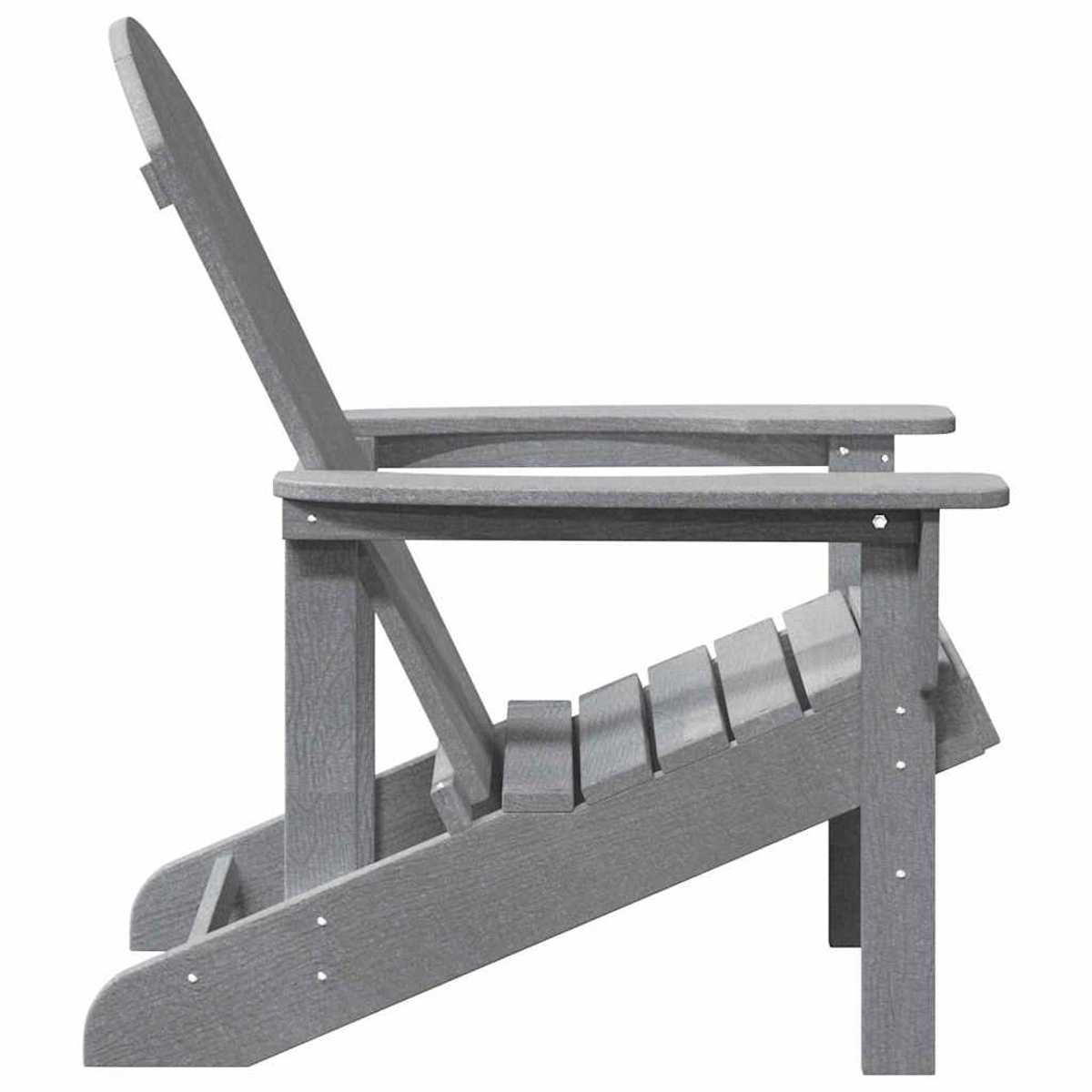 Seitenansicht eines grauen Adirondack-Stuhls. Er hat eine hohe Rückenlehne, breite Armlehnen und eine Sitzfläche mit Lamellen.