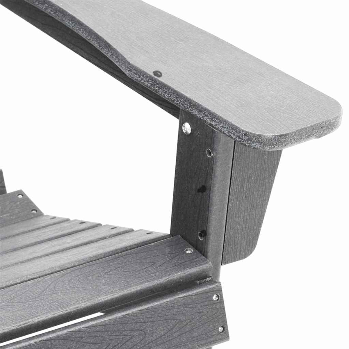 Nahaufnahme einer grauen Adirondack-Stuhllehne und Sitzleisten. Die Armlehne ist hellgrau, der Stuhlrahmen dunkelgrau. Nieten sichtbar.