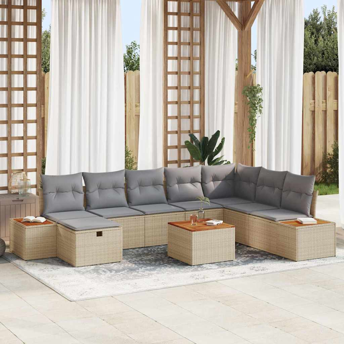 Outdoor-Sitzgruppe mit grauen Kissen und Holztischen auf einem Teppich. Weiße Vorhänge und Holzstruktur im Hintergrund.