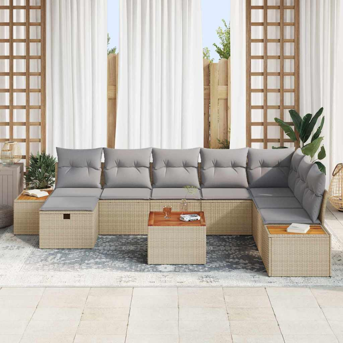Eine Sitzgruppe im Freien mit grauen Kissen. Sie umfasst ein Ecksofa, quadratische Tische und einen Teppich, mit Vorhängen und Pflanzen.