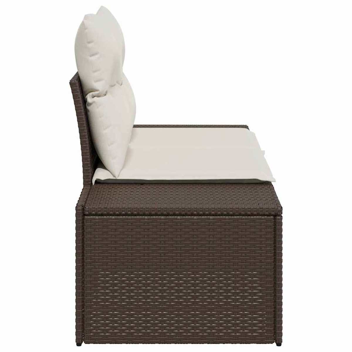 Un banco de mimbre marrón con cojines y almohadas blancas se ve de lado contra un fondo blanco.