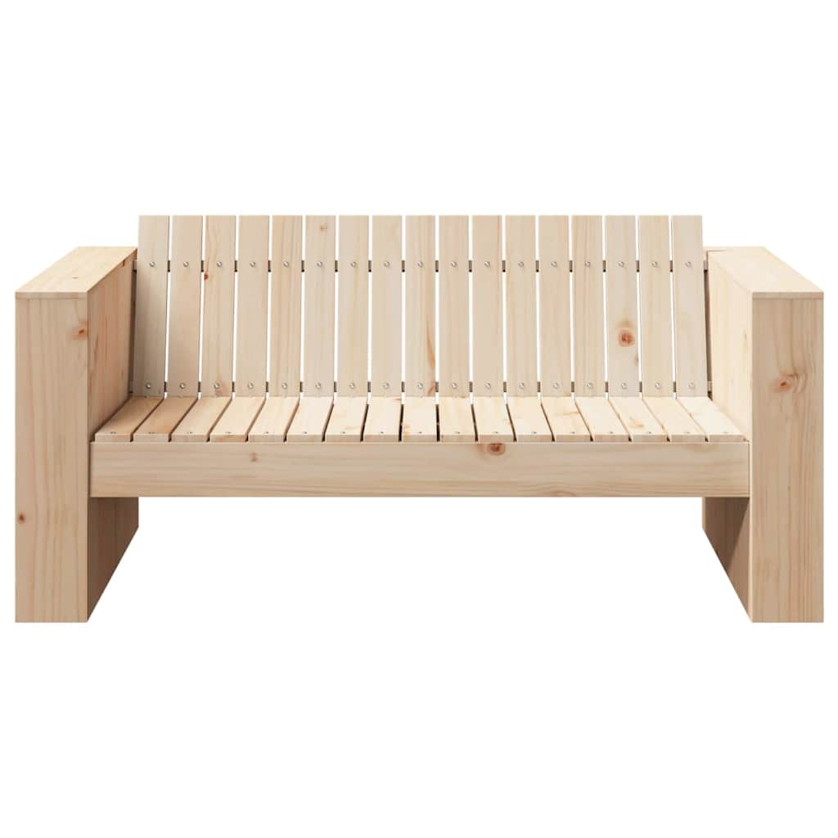 Banco de madera con respaldo y asiento de listones. Con apoyabrazos. De madera clara, sobre fondo blanco.