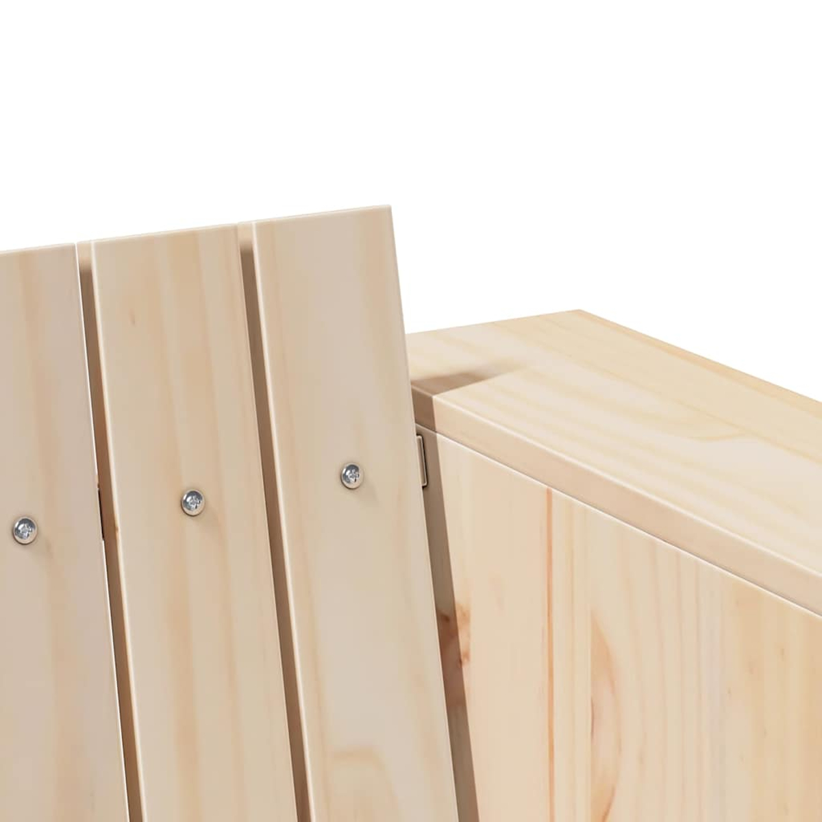 Primer plano de muebles de madera clara. Listones verticales con tornillos metálicos a la izquierda. Una estructura en forma de caja a la derecha.