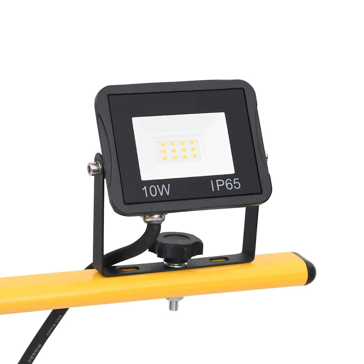 Ein schwarzer und weißer LED-Arbeitsscheinwerfer mit gelbem Balken. Auf der Leuchte steht '10W' und 'IP65'.