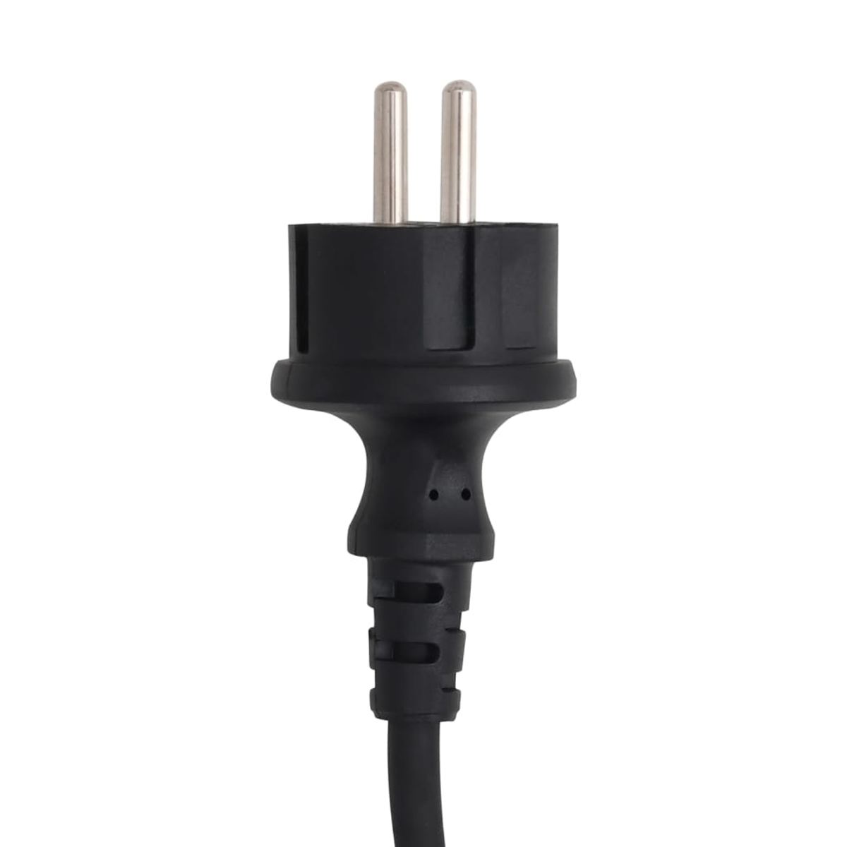 Ein schwarzer Netzstecker mit zwei Metallstiften und einem schwarzen Kabel, isoliert auf weißem Hintergrund.