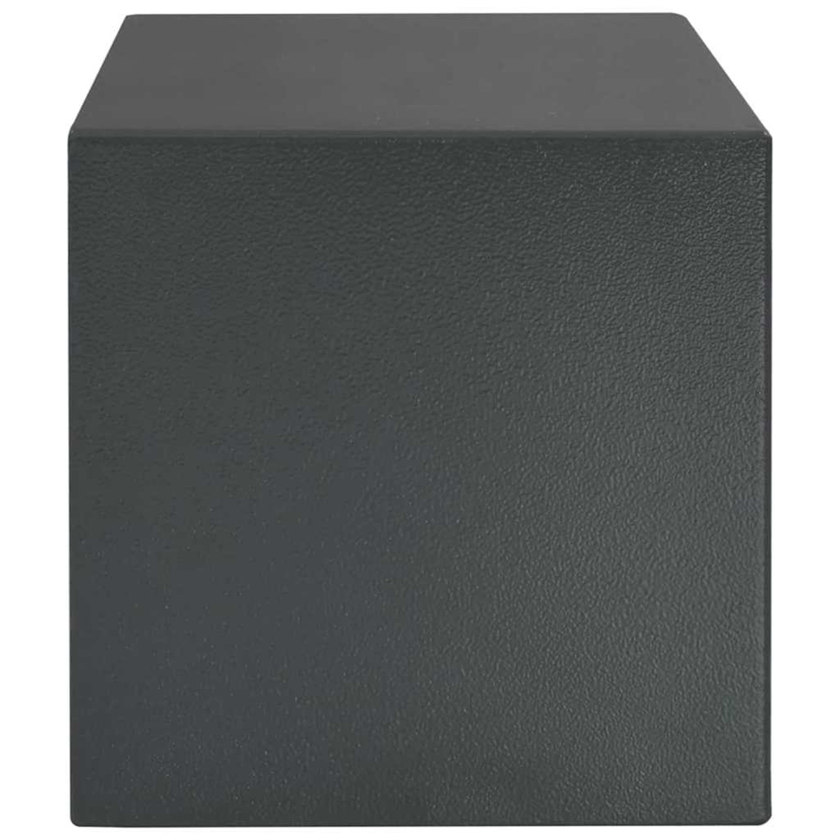 Un cubo grigio scuro strutturato è centrato su uno sfondo bianco. La superficie del cubo appare leggermente ruvida.