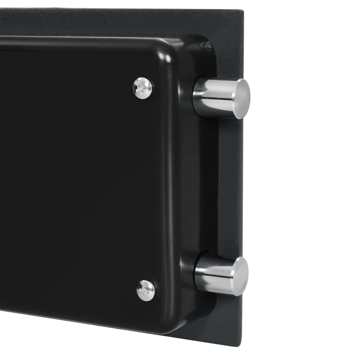 Primo piano di una porta di cassaforte nera con due maniglie argentate e due viti. Lo sfondo è bianco.