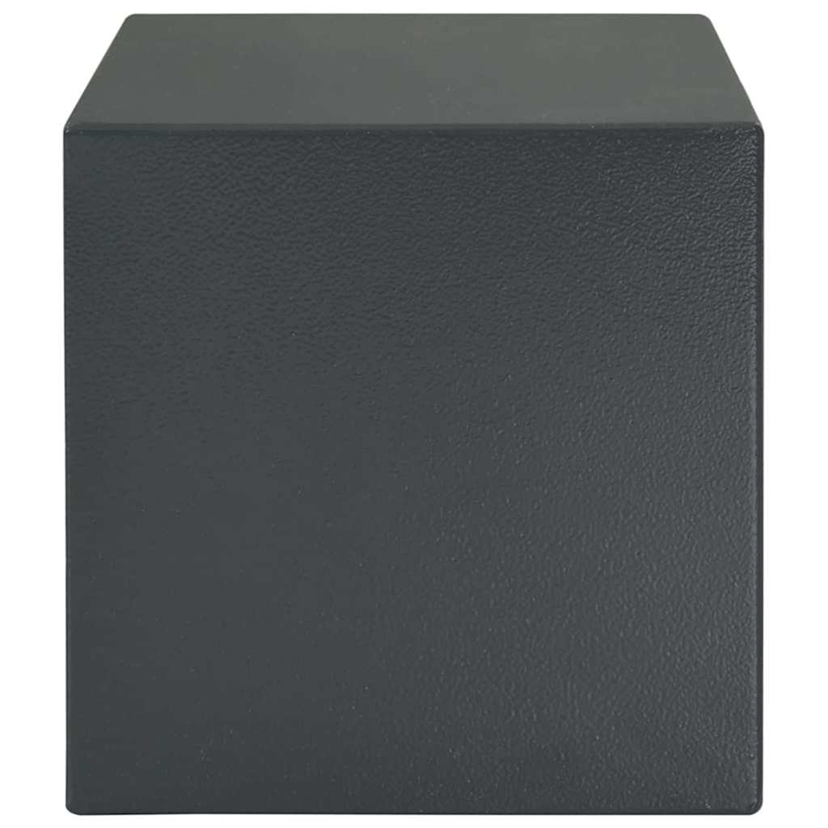 Un cubo grigio scuro su sfondo bianco. Ha una superficie strutturata e sembra solido.