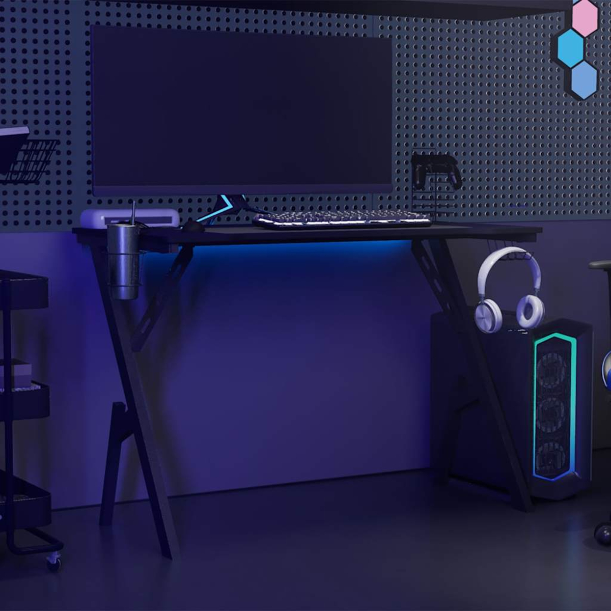 Ein Gaming-Setup mit schwarzem Schreibtisch, Monitor, Tastatur und PC-Tower. Enthält Kopfhörer, einen Becherhalter und eine Wand mit Gaming-Motiv.