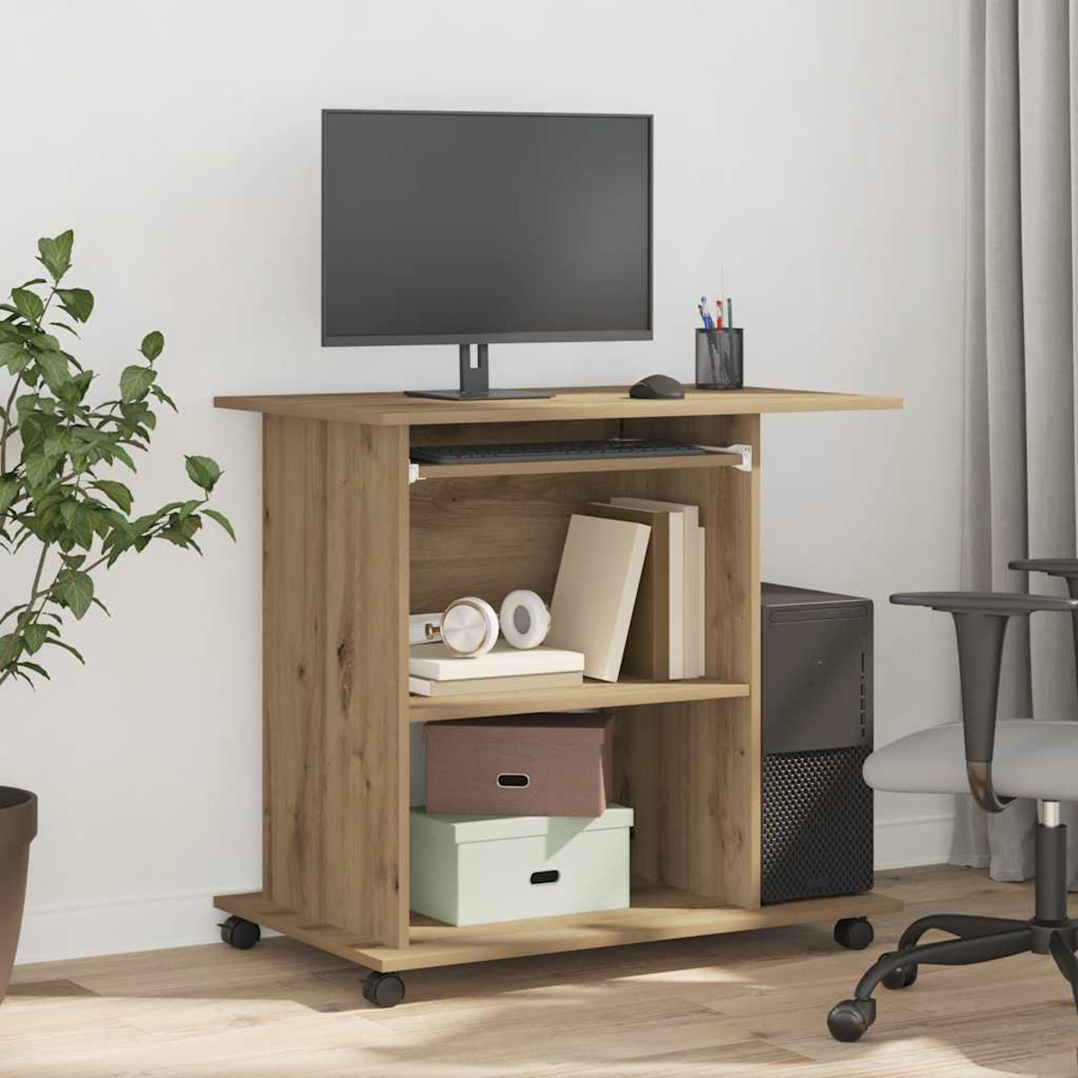 Ein Computertisch aus Holz mit Monitor, Tastatur und Computer. Bücher, Kopfhörer und Aufbewahrungsboxen stehen auf den Regalen.