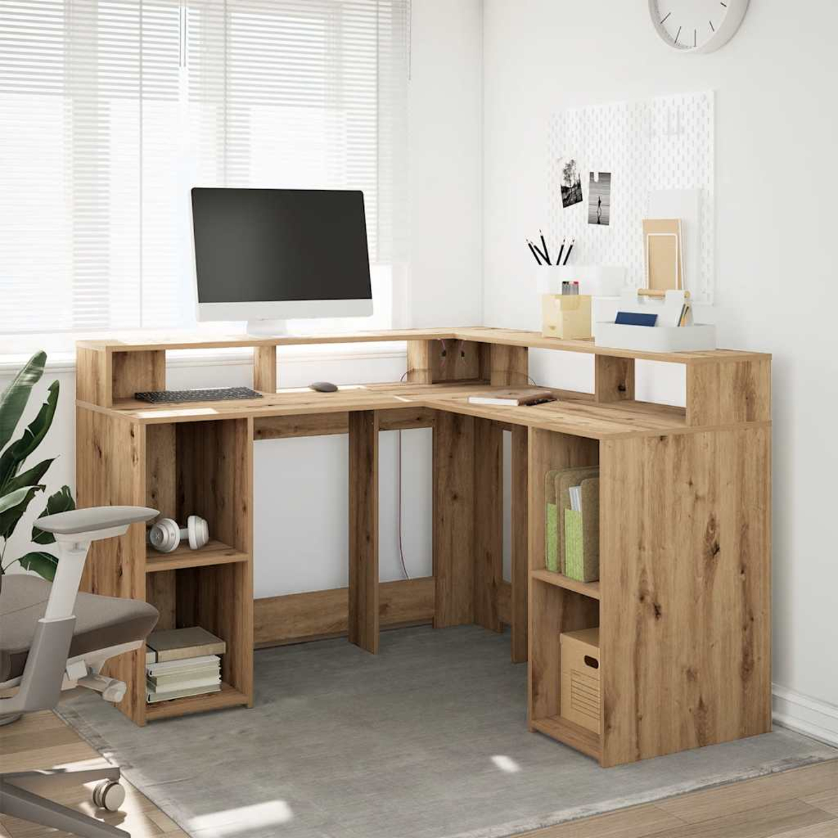 Ein hölzerner L-förmiger Schreibtisch mit Computer, Tastatur und Zubehör. Eine weiße Wand, Fenster mit Jalousien und ein grauer Teppich sind sichtbar.