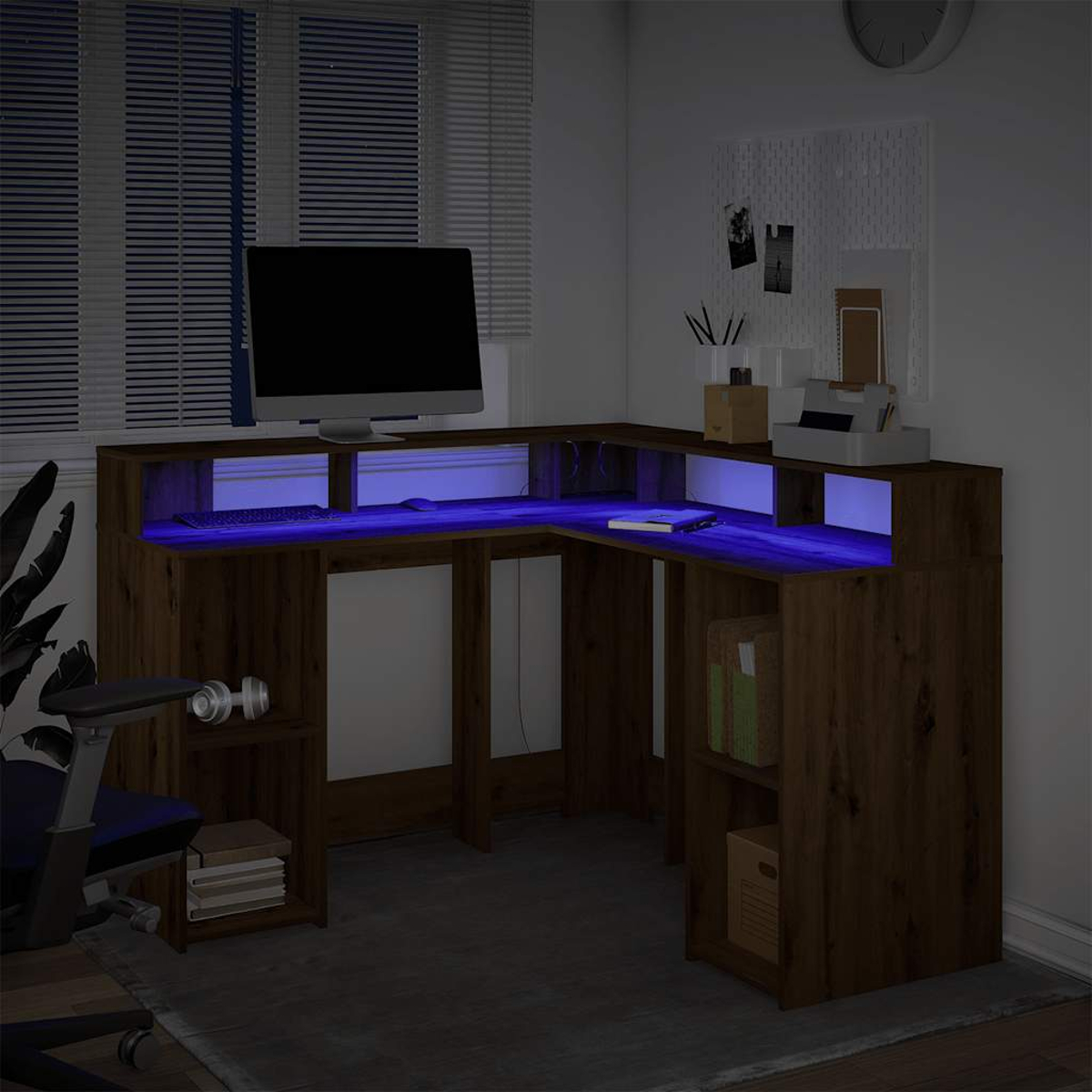 Ein dunkler Holzschreibtisch mit blauer LED-Beleuchtung. Computer, Bücher und Büromaterial sind sichtbar. Jalousien und eine Uhr sind im Hintergrund.