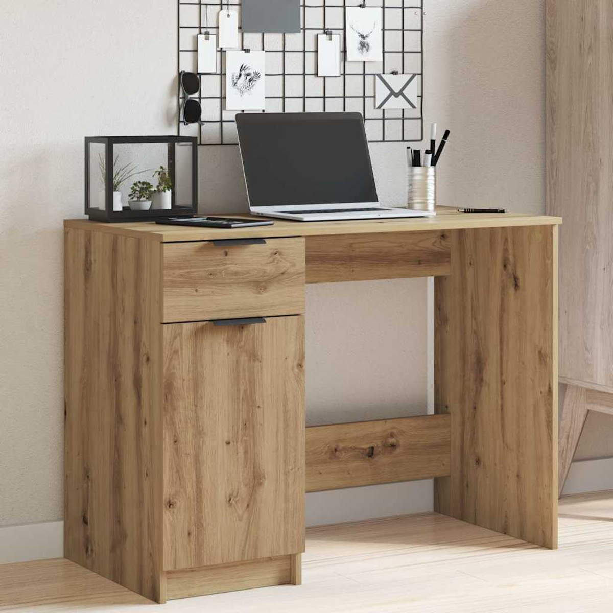 Holzschreibtisch mit Laptop, Stiften und einem dekorativen Gitter mit Notizen und Sonnenbrillen. Ein Glasterrarium steht auf dem Schreibtisch.