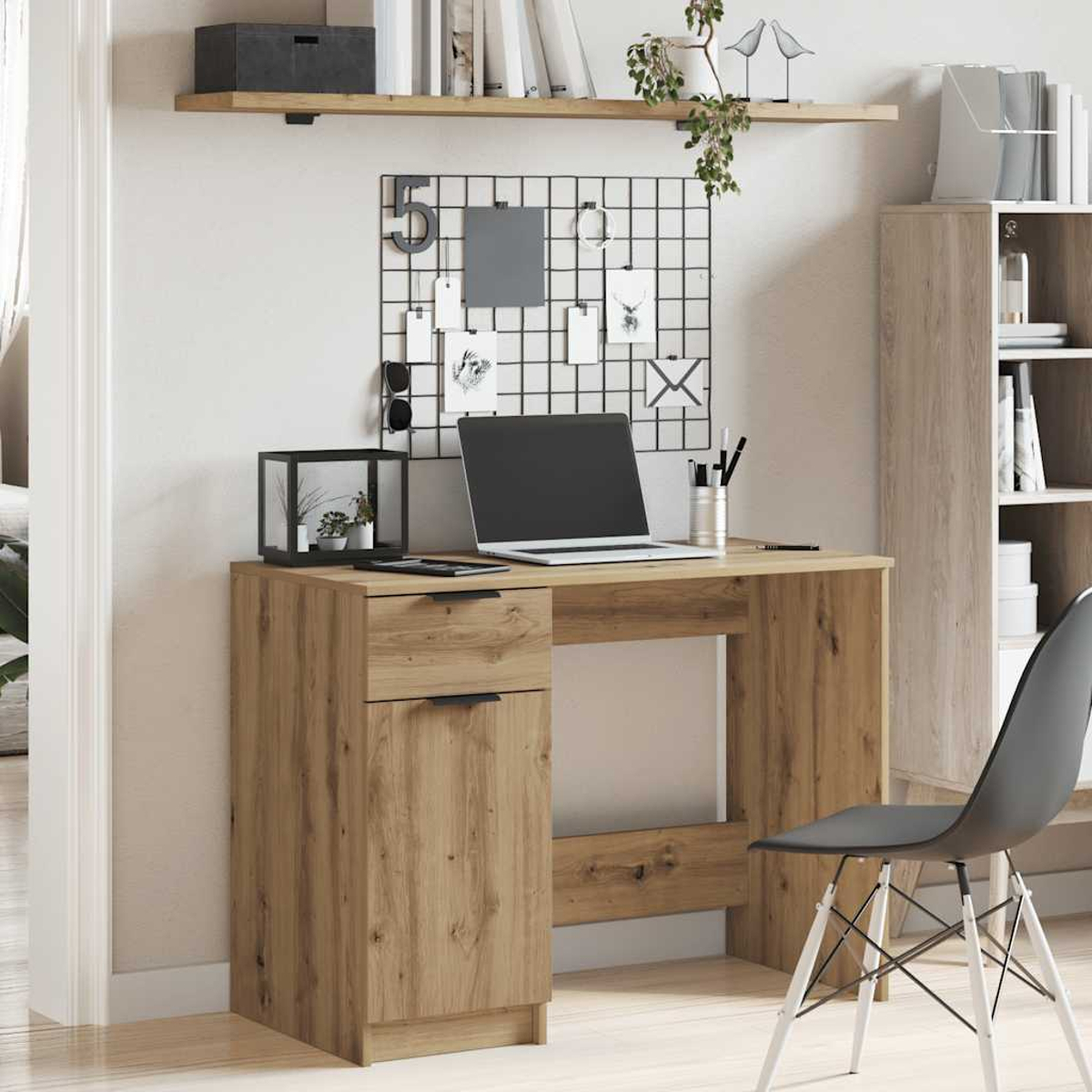 Ein Holztisch mit Laptop, schwarzem Stuhl und einer Tafel mit Notizen. Es gibt ein Bücherregal und ein Regal über dem Tisch.