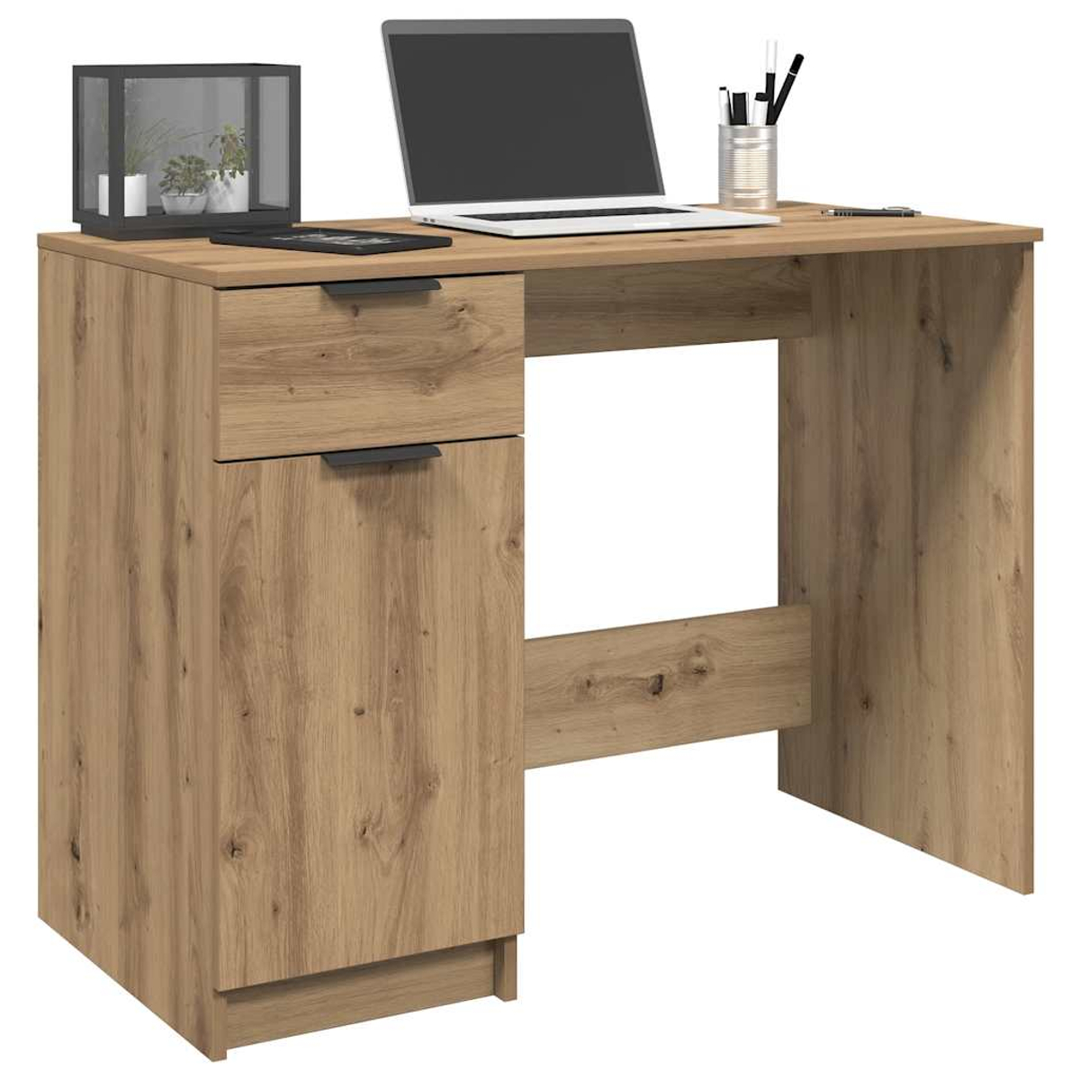 Ein Holzschreibtisch mit Laptop, Stifthalter und einer kleinen Glasvitrine. Der Schreibtisch hat Schubladen und einen Schrank.
