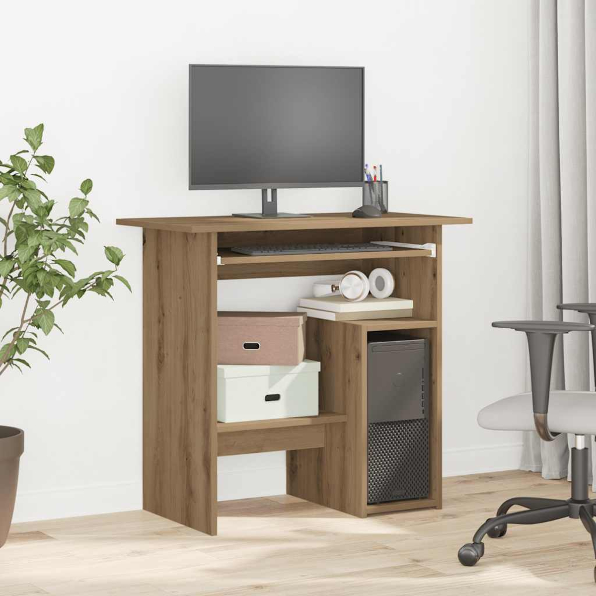 Ein hölzerner Computertisch mit Monitor, Tastatur und Computergehäuse. Es gibt Kisten, Kopfhörer und eine Pflanze. Ein Stuhl ist ebenfalls zu sehen.