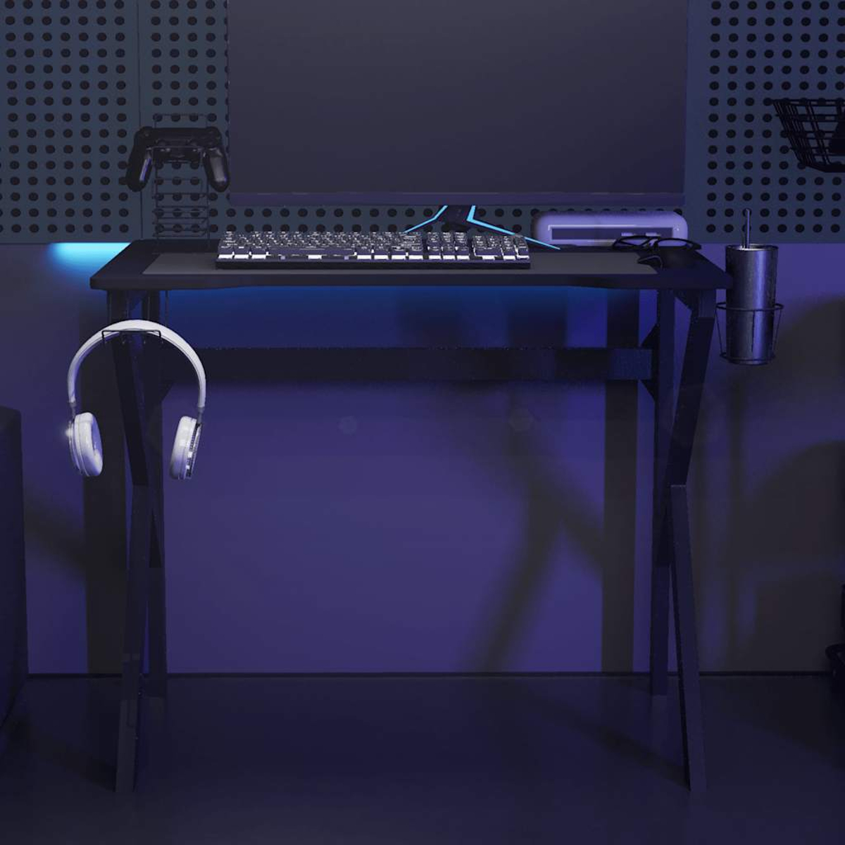 Gaming-Schreibtisch mit Tastatur, Headset und Monitor. Schwarzer Schreibtisch mit blauer Beleuchtung. Controller an der Wand, ein Becherhalter.