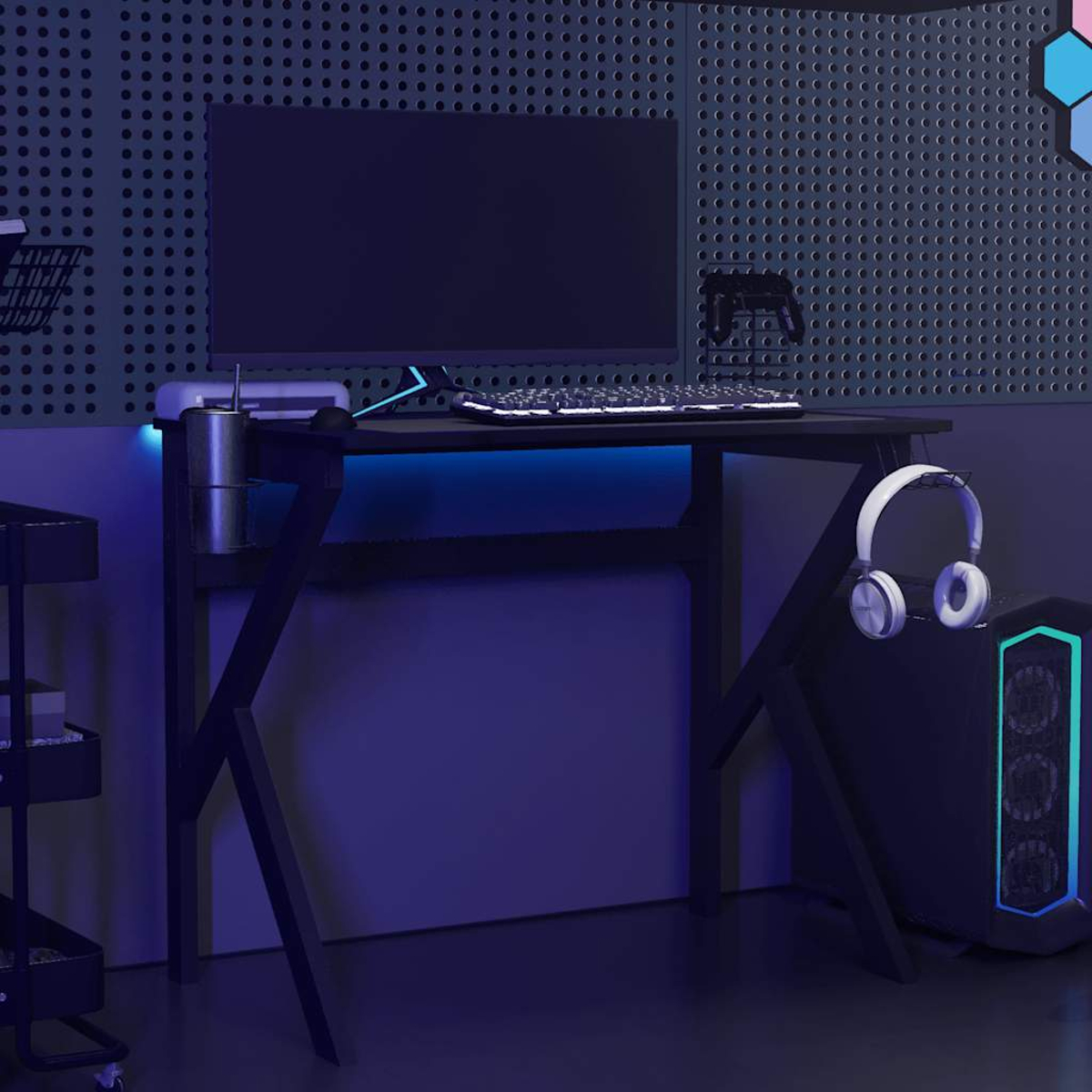 Gaming-Setup mit Schreibtisch, Monitor, Tastatur, Headset und PC. Blaues und schwarzes Farbschema mit Lochwand im Hintergrund.