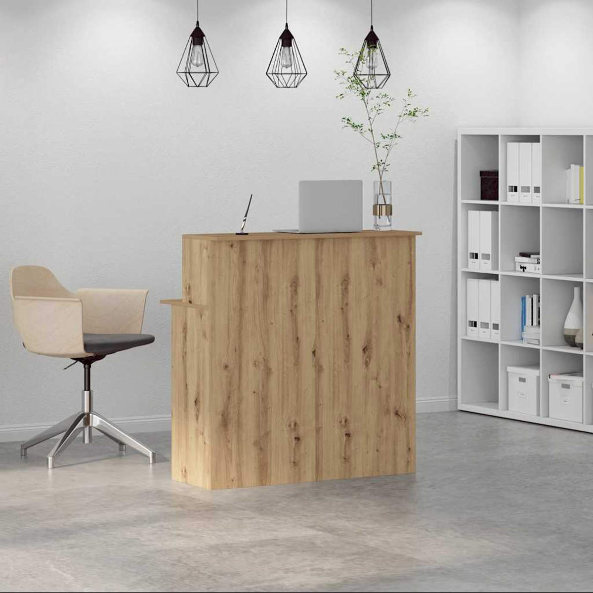 Büroszene mit Holzrezeption, Stuhl, Laptop und Bücherregal. Drei Lampen hängen von der Decke. Der Boden ist grau.