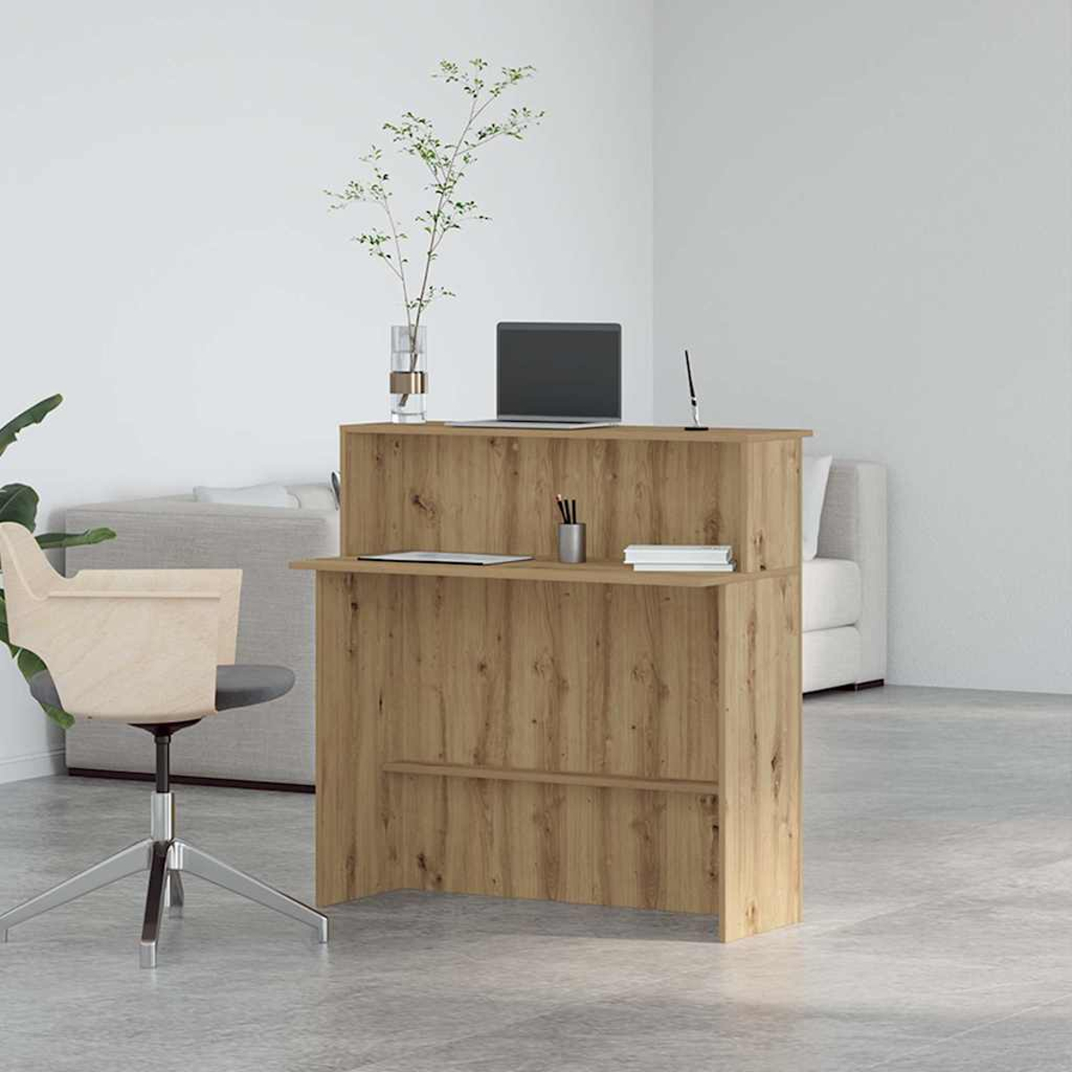 Ein Empfangstresen aus Holz mit Laptop, Stiften, Büchern und einer Vase mit Pflanzen. Links steht ein Stuhl.