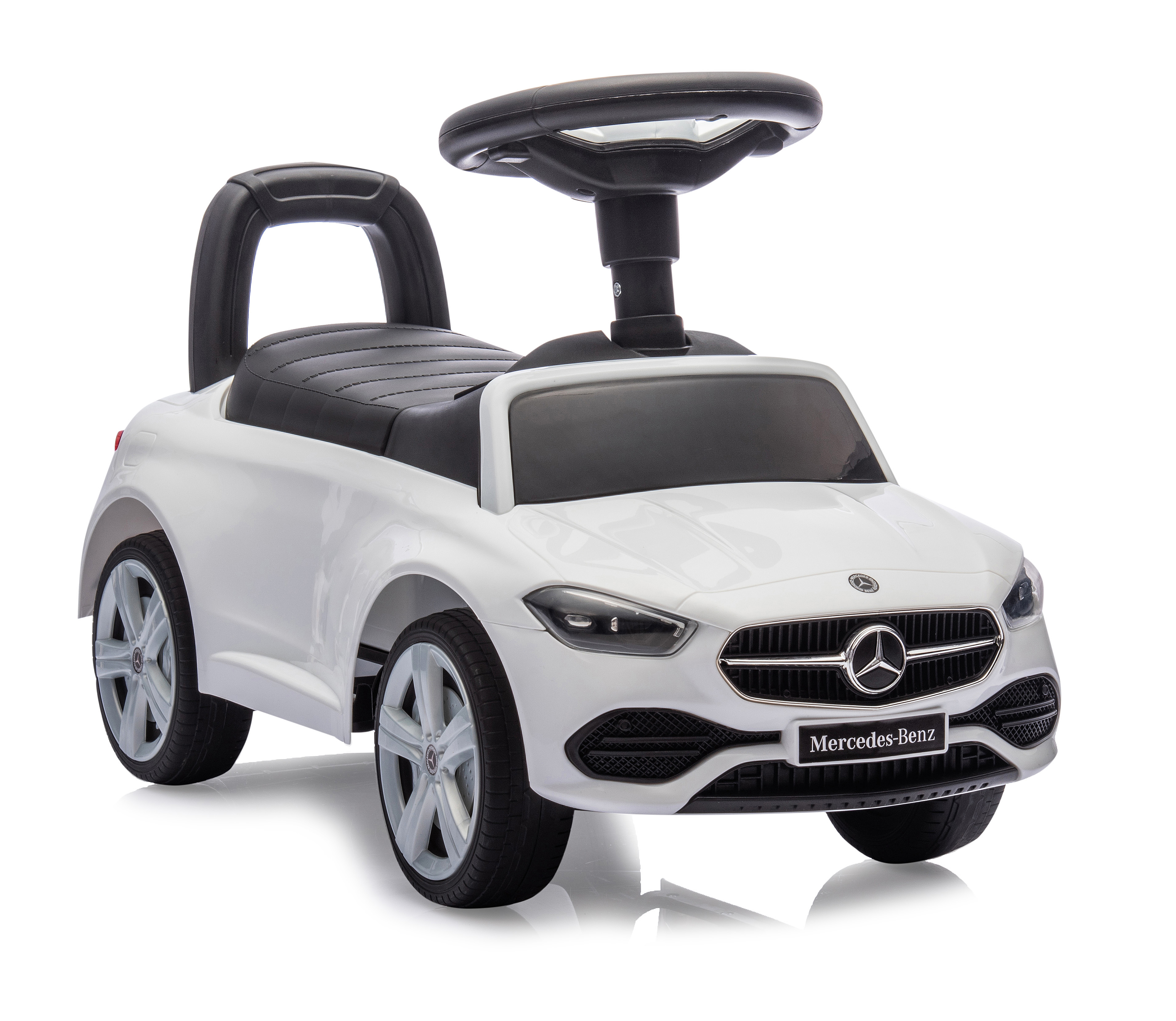Ein weißes Mercedes-Benz Spielzeugauto mit schwarzem Sitz und Lenkrad, isoliert auf Weiß. Es ist ein Aufsitzspielzeug.