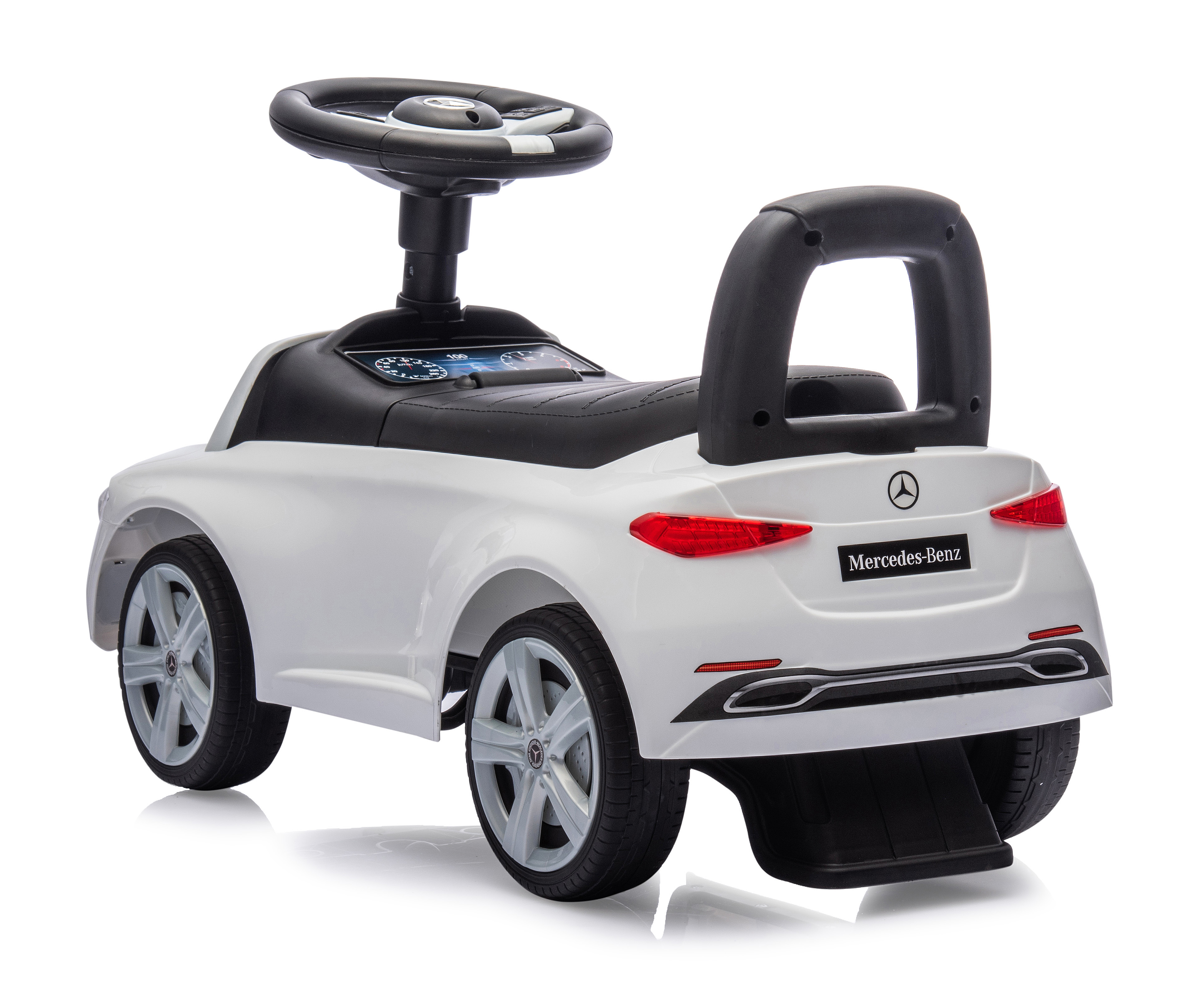 Weißes Mercedes-Benz-Spielzeugauto. Es hat ein Lenkrad, schwarze Reifen und einen schwarzen Sitz. Der Hintergrund ist weiß.