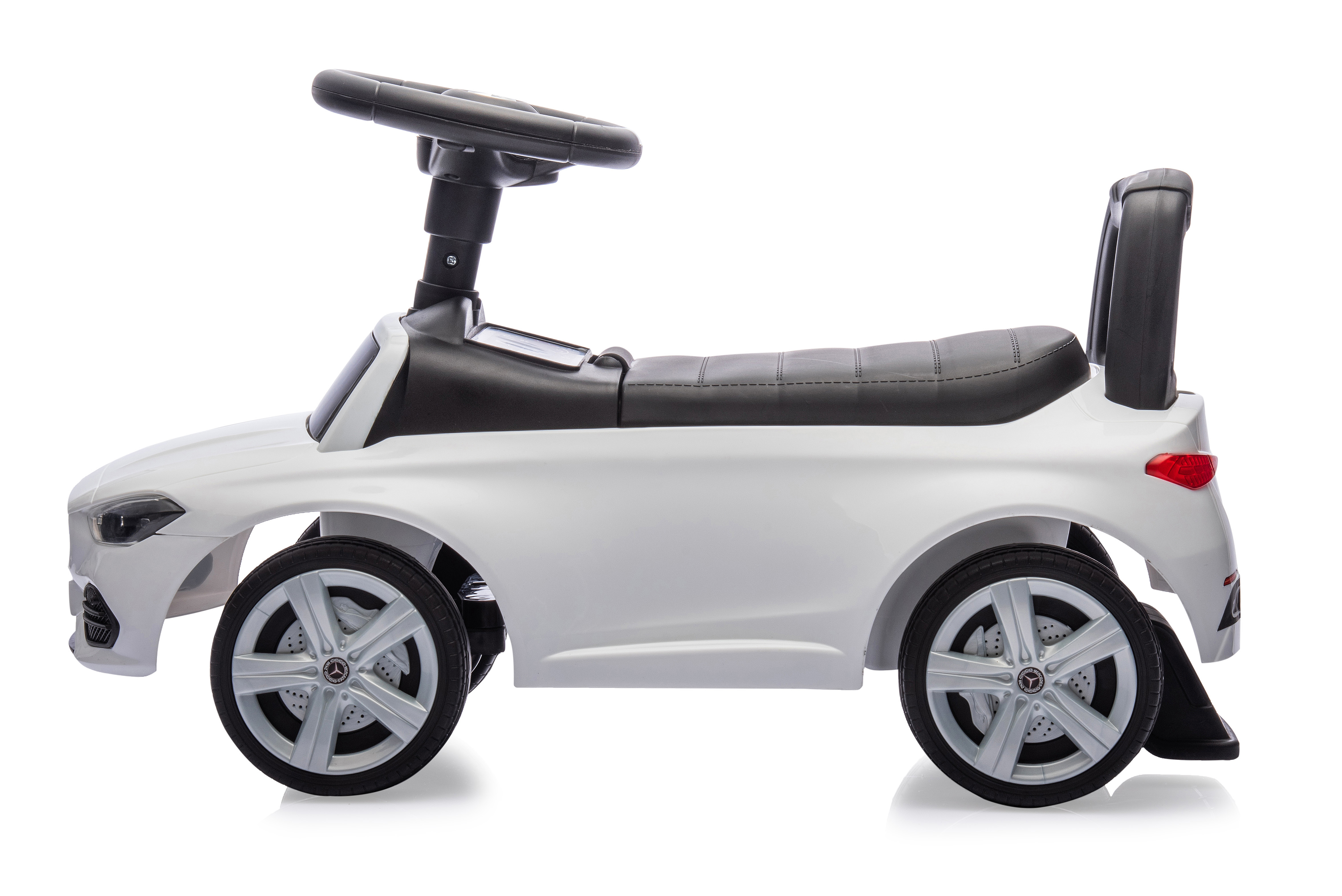 Ein weißes Spielzeugauto mit schwarzen Akzenten. Es hat ein Lenkrad, einen Sitz und Räder. Der Hintergrund ist weiß.