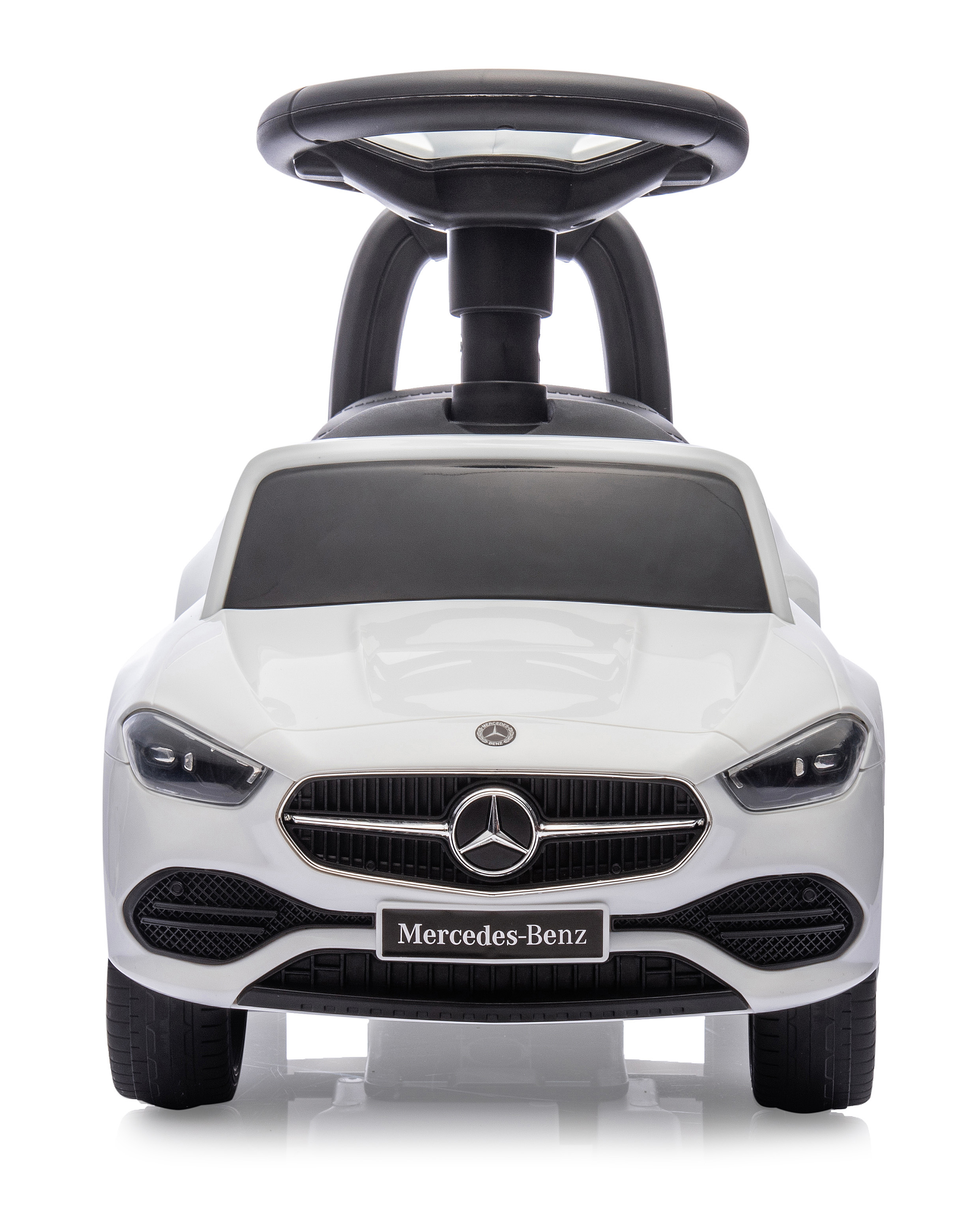 Ein weißes Mercedes-Benz Spielzeugauto zum Aufsitzen. Es hat schwarze Reifen, ein Lenkrad und einen Kühlergrill mit dem Mercedes-Logo.