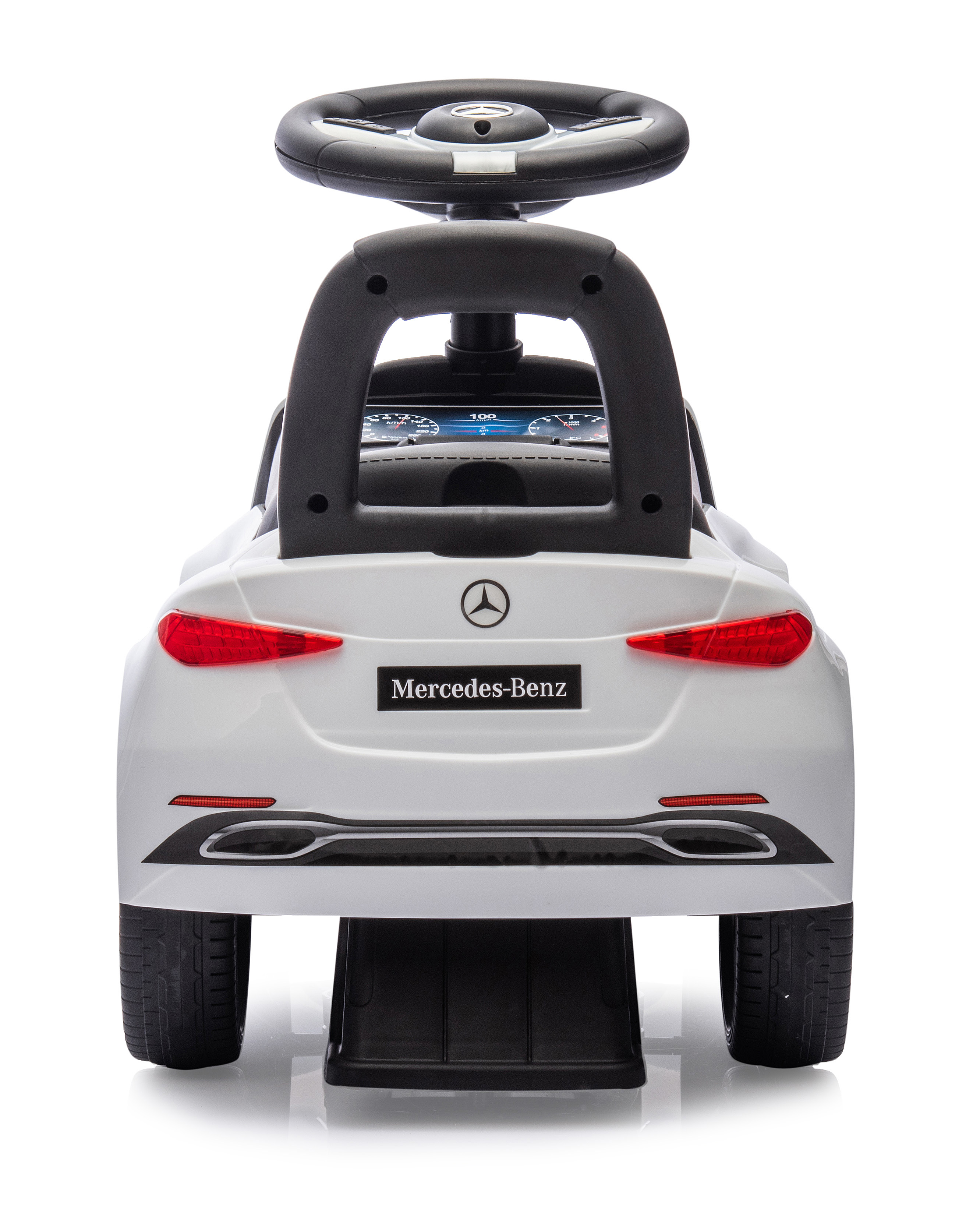 Ein weißes Spielzeugauto von hinten. Es hat schwarze Reifen, ein Lenkrad und das Mercedes-Benz-Logo.