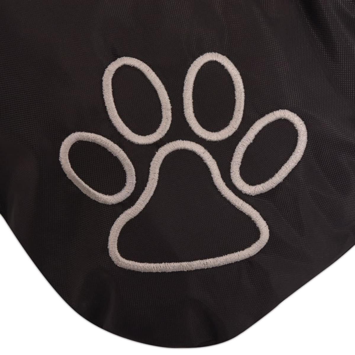 Nahaufnahme eines schwarzen Stoffes mit einem hellgrauen, gestickten Pfotenabdruck. Der Hintergrund ist eine schlichte schwarze Oberfläche.