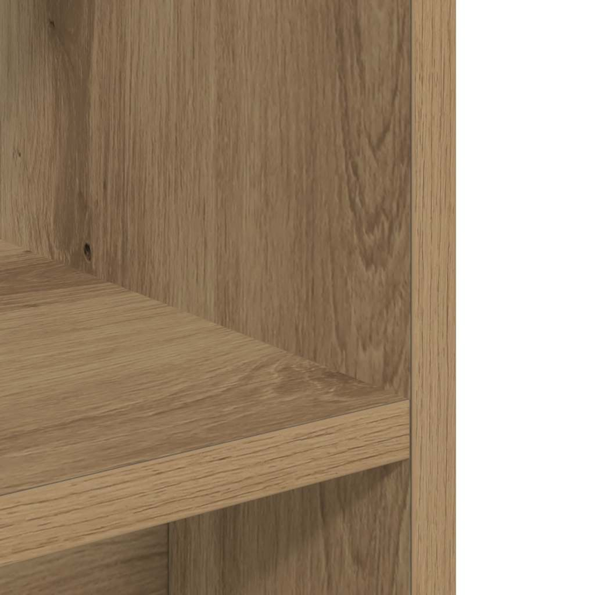 Nahaufnahme von Holzregal und Seitenwand. Helle braune Holzmaserung sichtbar. Weißer Hintergrund rechts.