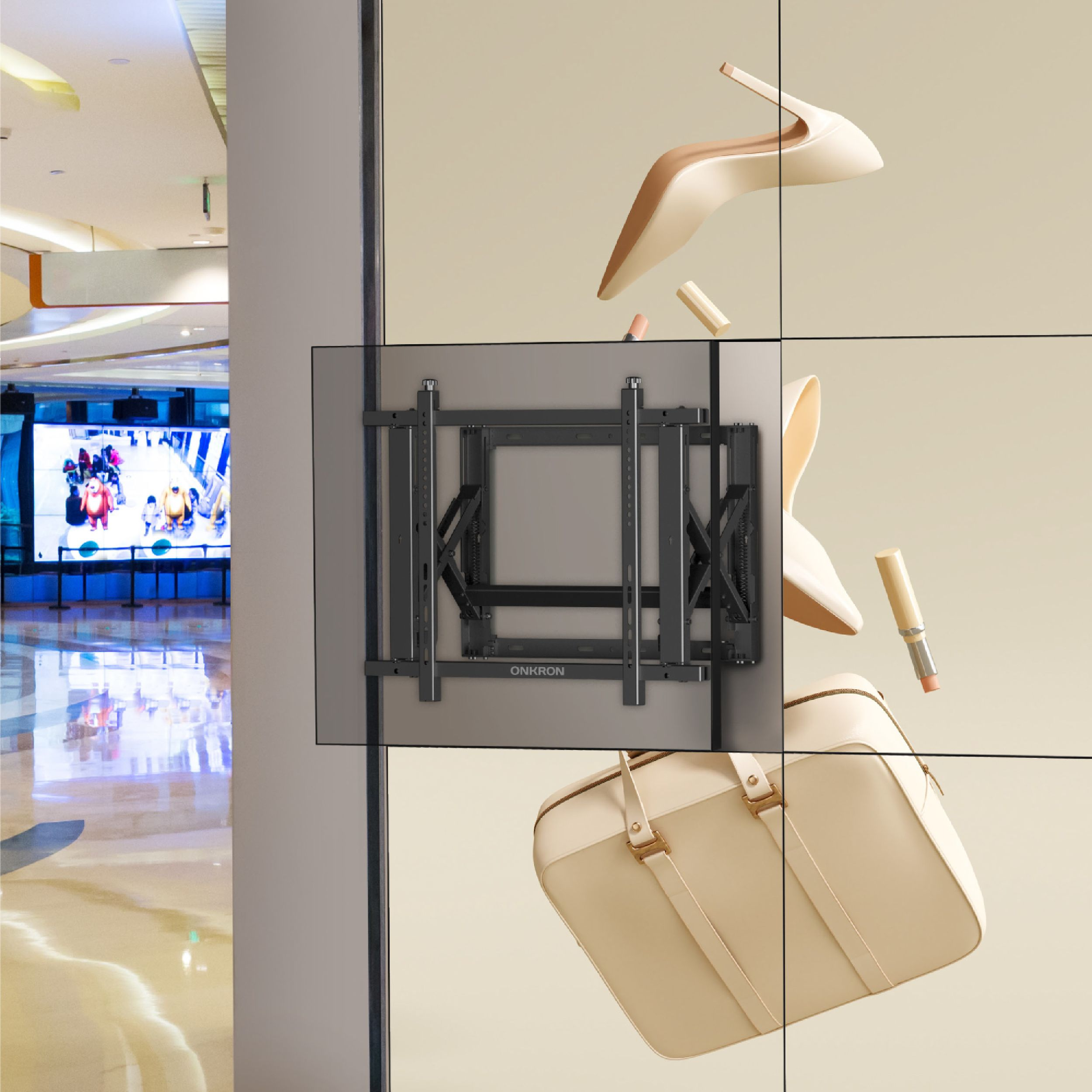 TV-Halterung, Schuhe, Lippenstift und eine Handtasche werden gezeigt. Im Hintergrund ist eine Einkaufspassage zu sehen.