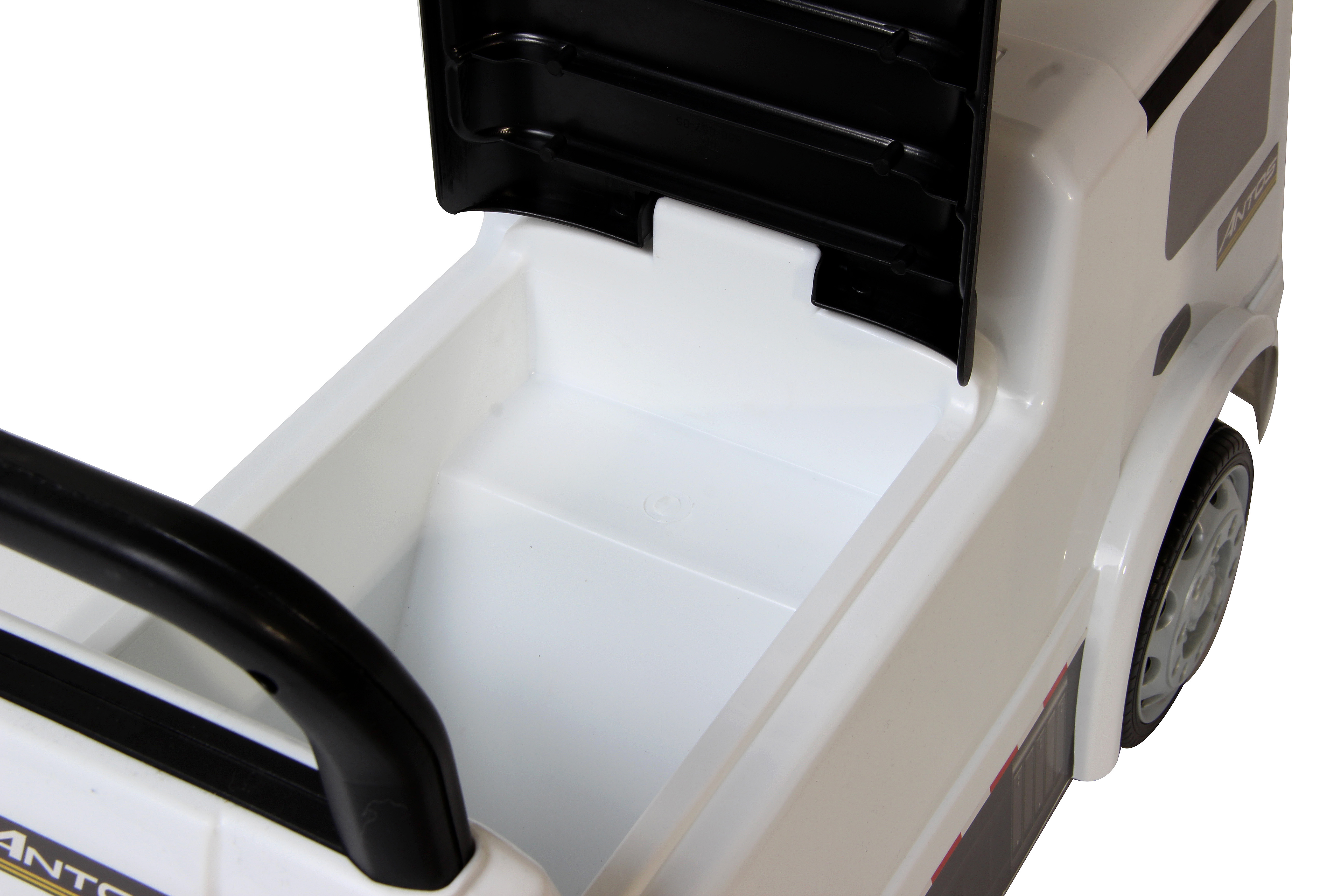 Biała zabawka ciężarówka z czarnym uchwytem i schowkiem. Ciężarówka na białym tle. Schowek jest otwarty.