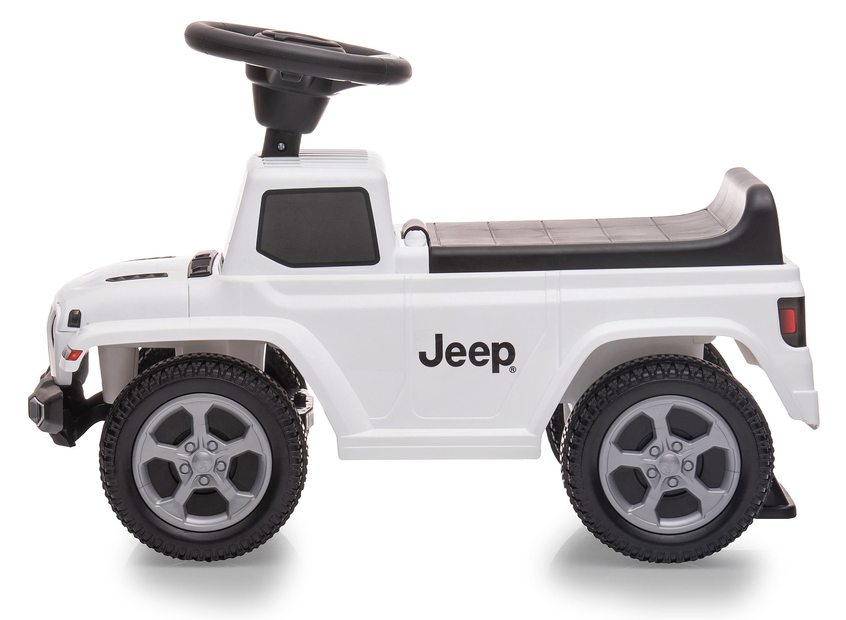 Ein weißes Jeep-Spielzeug zum Aufsitzen. Es hat schwarze Reifen, ein schwarzes Lenkrad und einen schwarzen Sitz. Das Wort 'Jeep' steht an der Seite.