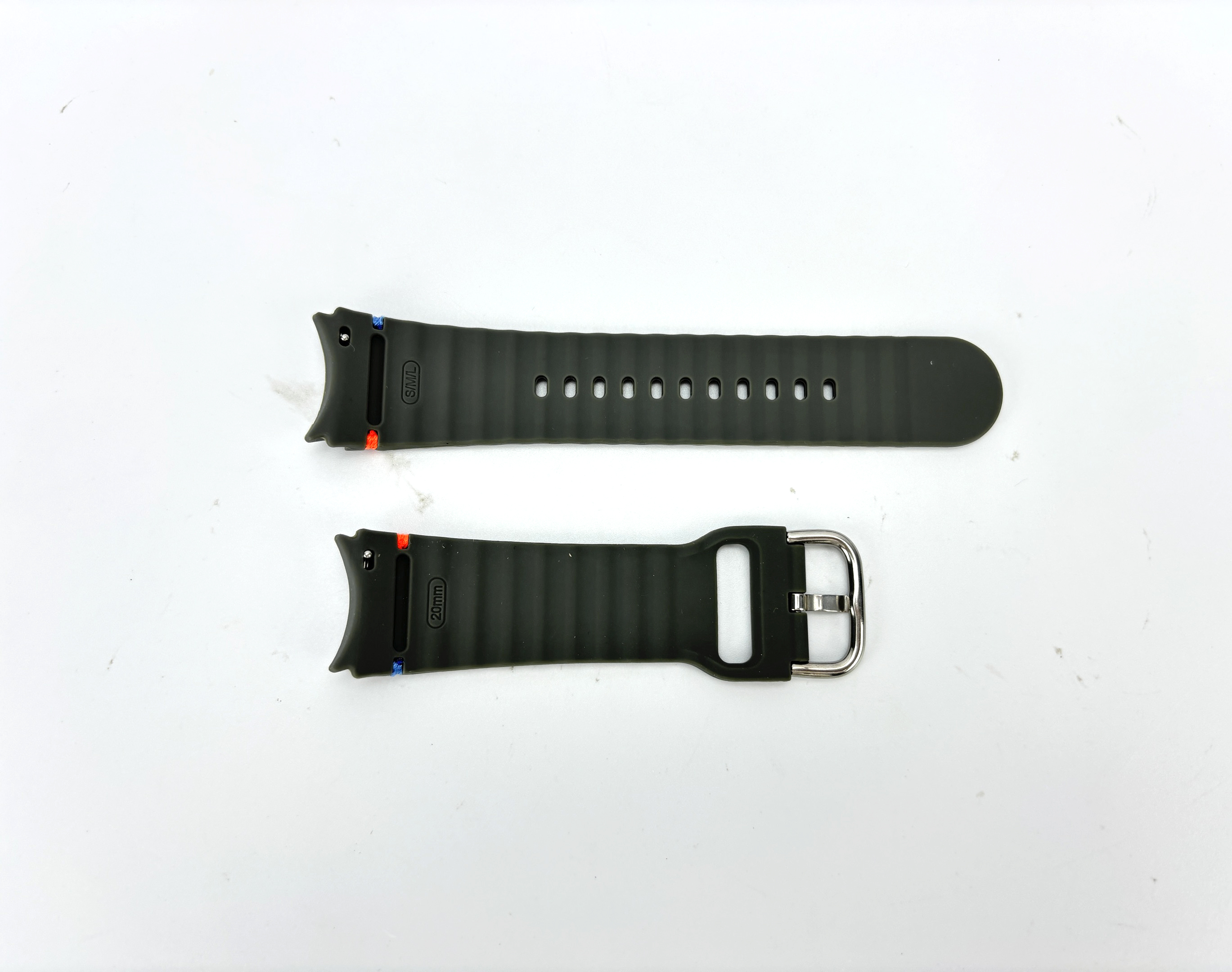 Zwei schwarze Uhrenarmbänder liegen auf einer weißen Oberfläche. Eines hat eine silberne Schnalle, beide kleine Löcher.