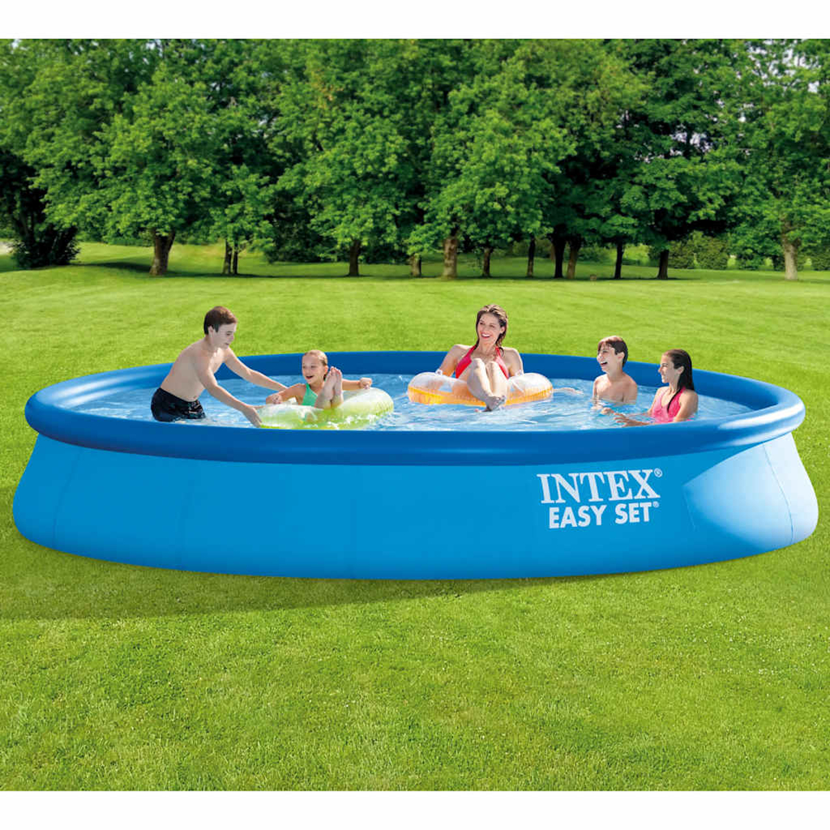 Ein blaues Planschbecken mit Personen darin. Bäume im Hintergrund und grünes Gras umgeben das Becken. Menschen schwimmen.