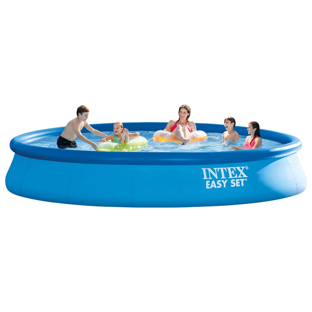 Ein blaues Intex Easy Set-Pool mit fünf Personen. Einige sind im Wasser, andere auf aufblasbaren Ringen. Klarer Himmel im Hintergrund.