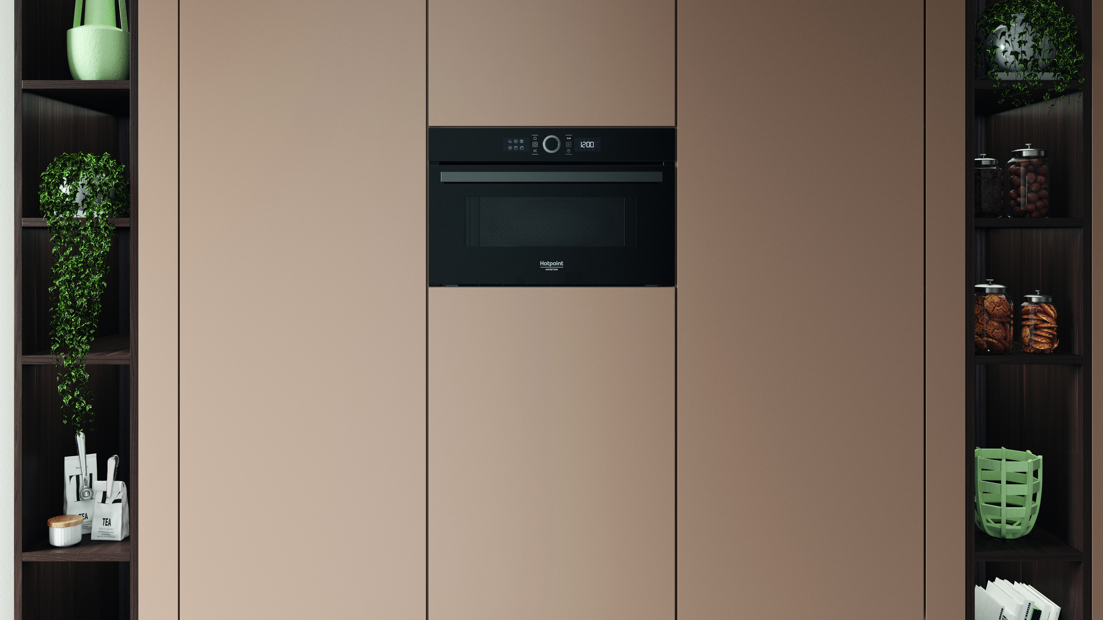 Una cucina moderna con un forno a microonde nero al centro, affiancata da scaffalature in legno scuro con piante e contenitori.