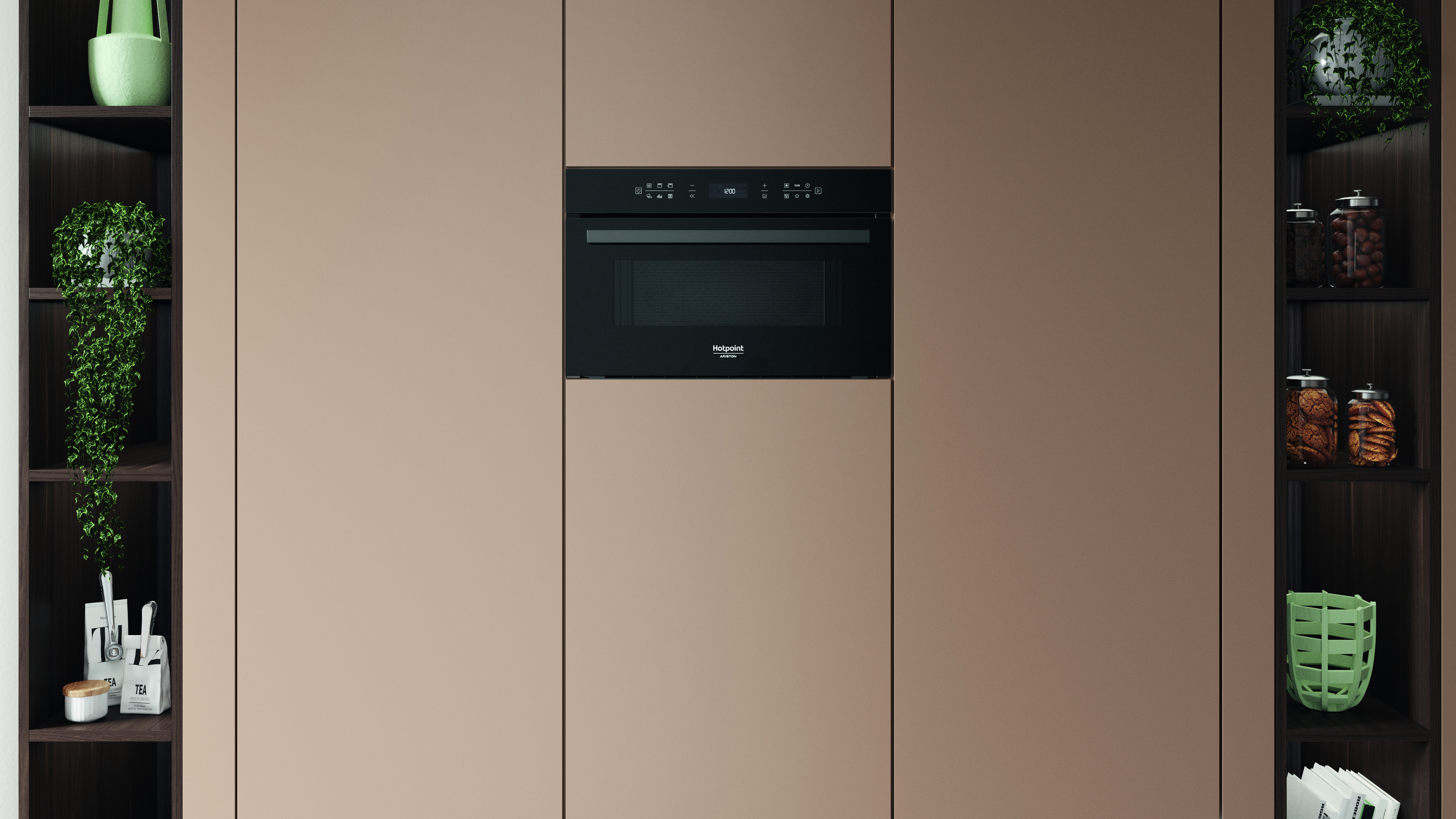 Una scena di cucina con un forno a microonde nero, affiancato da mensole con piante e oggetti decorativi, il tutto su mobili beige.
