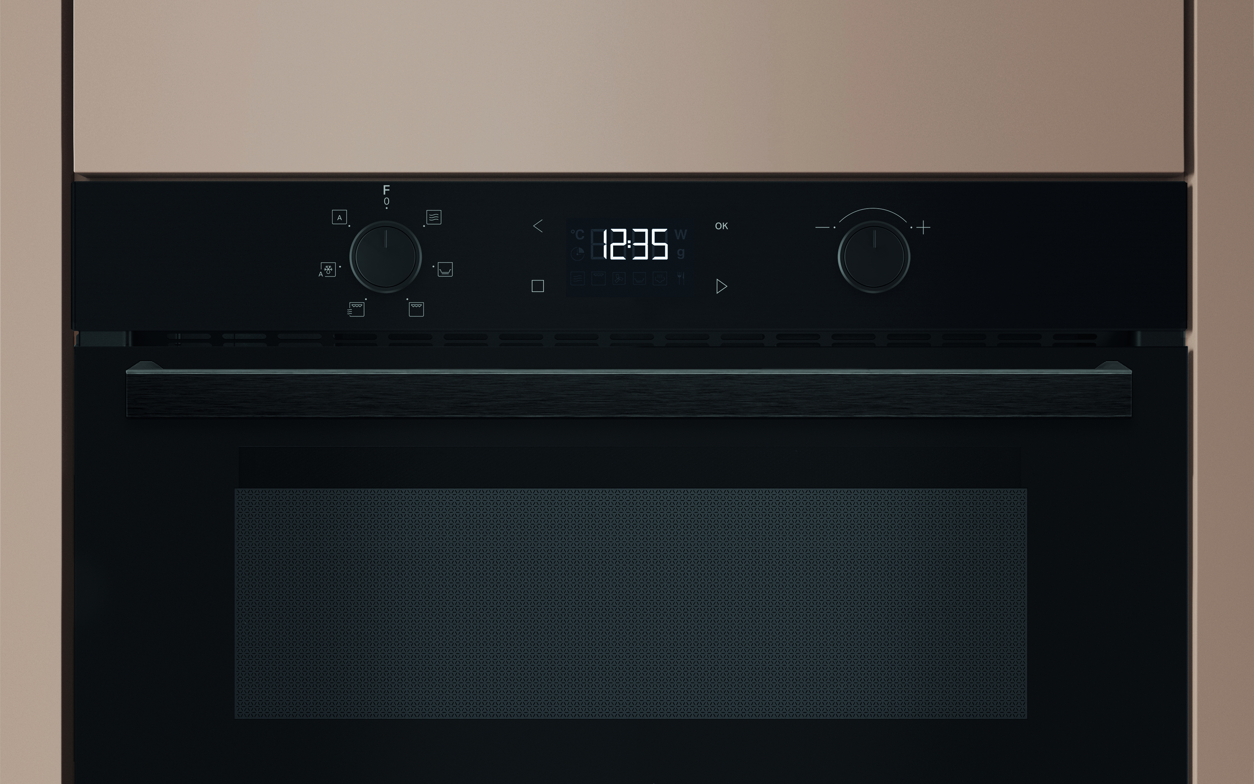 Forno nero con display digitale che mostra le 12:35. Manopole e pulsanti visibili. L'apparecchio è circondato da un mobile beige.